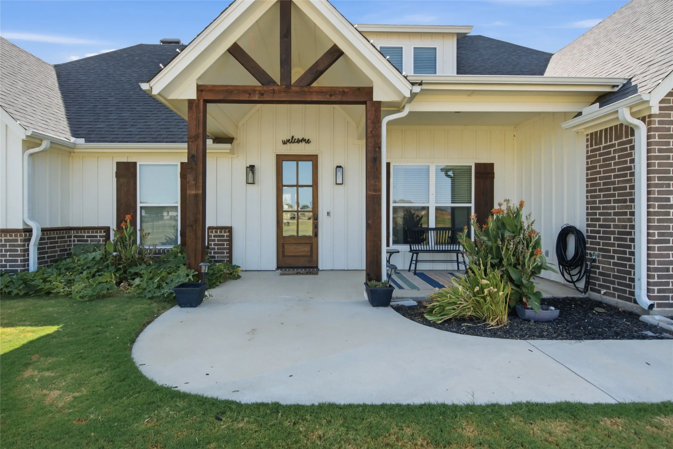 Single Family Residence For Sale in Parker County , 1044 Monarch Court, Poolville, Texas 76487, 4 Bedroom, 3 Bathroom, 3 Garage spaces, 2,786 Sqft, built in 2021, mls#21364668, Real Estate Agent in Poolville, Homes For Sale in Parker county, Homes For Sale in Poolville, Realtor in Poolville Texas, Real Estate Brokerage Independent Realty Texas, Luminita Cordes Realtor