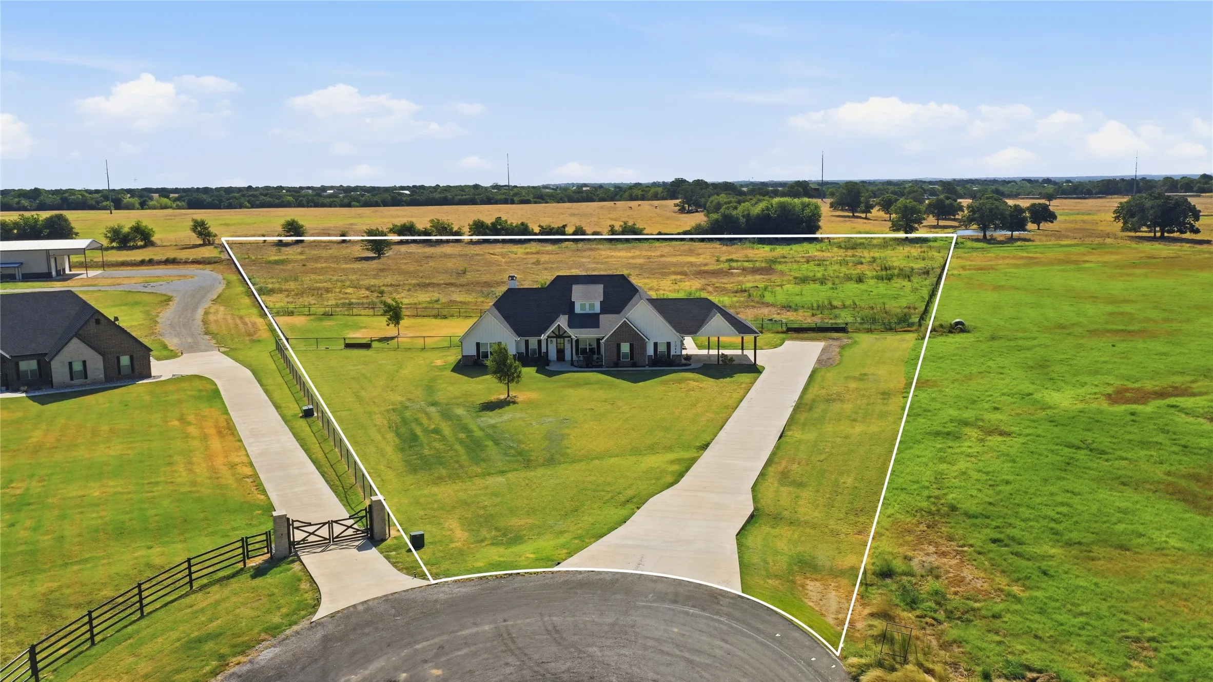 Single Family Residence For Sale in Parker County , 1044 Monarch Court, Poolville, Texas 76487, 4 Bedroom, 3 Bathroom, 3 Garage spaces, 2,786 Sqft, built in 2021, mls#21364668, Real Estate Agent in Poolville, Homes For Sale in Parker county, Homes For Sale in Poolville, Realtor in Poolville Texas, Real Estate Brokerage Independent Realty Texas, Luminita Cordes Realtor
