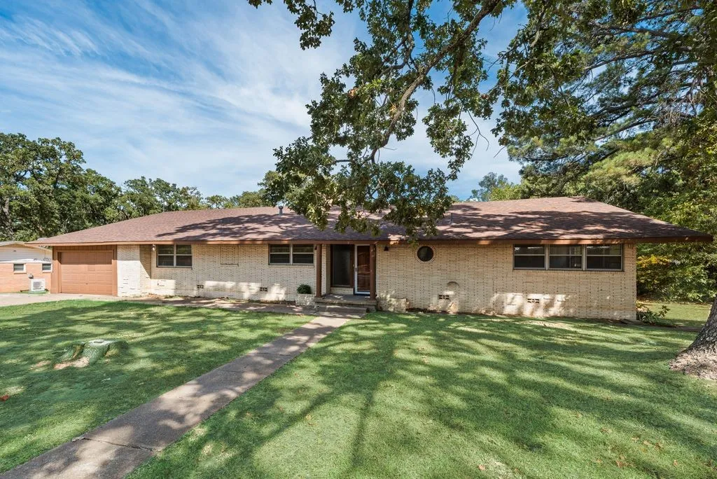 Single Family Residence For Sale in Van Zandt County , 1720 Lazy U Drive, Canton, Texas 75103, 6 Bedroom, 3 Bathroom, 1 Garage spaces, 3,026 Sqft, built in 1965, mls#21361501, Real Estate Agent in Canton, Homes For Sale in Van Zandt county, Homes For Sale in Canton, Realtor in Canton Texas, Real Estate Brokerage Independent Realty Texas, Luminita Cordes Realtor