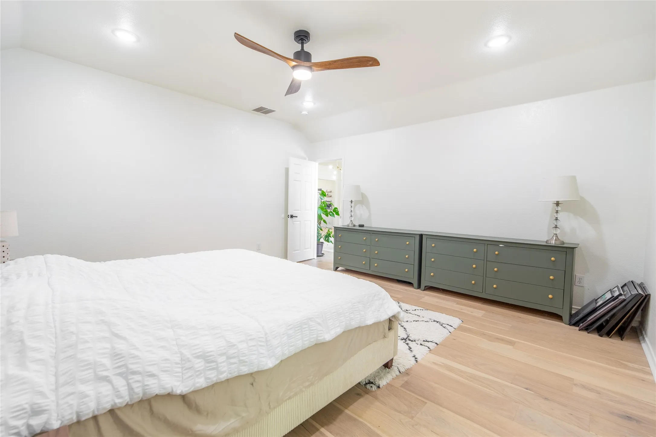 Single Family Residence For Sale in Collin County , 1330 Marwood Drive, Allen, Texas 75013, 4 Bedroom, 2 Bathroom, 2 Garage spaces, 2,232 Sqft, built in 2001, mls#21358913, Real Estate Agent in Allen, Homes For Sale in Collin county, Homes For Sale in Allen, Realtor in Allen Texas, Real Estate Brokerage Independent Realty Texas, Luminita Cordes Realtor