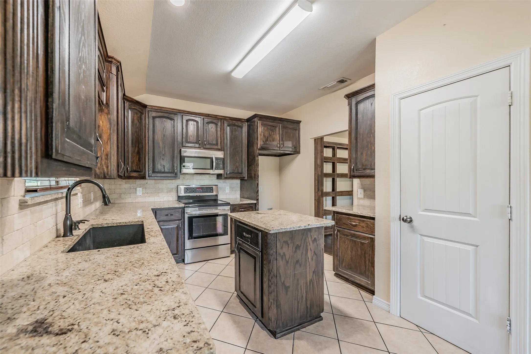 Single Family Residence For Sale in Parker County , 115 Pleasant Oaks Lane, Springtown, Texas 76082, 3 Bedroom, 2 Bathroom, 2 Garage spaces, 1,547 Sqft, built in 2003, mls#21365520, Real Estate Agent in Springtown, Homes For Sale in Parker county, Homes For Sale in Springtown, Realtor in Springtown Texas, Real Estate Brokerage Independent Realty Texas, Luminita Cordes Realtor