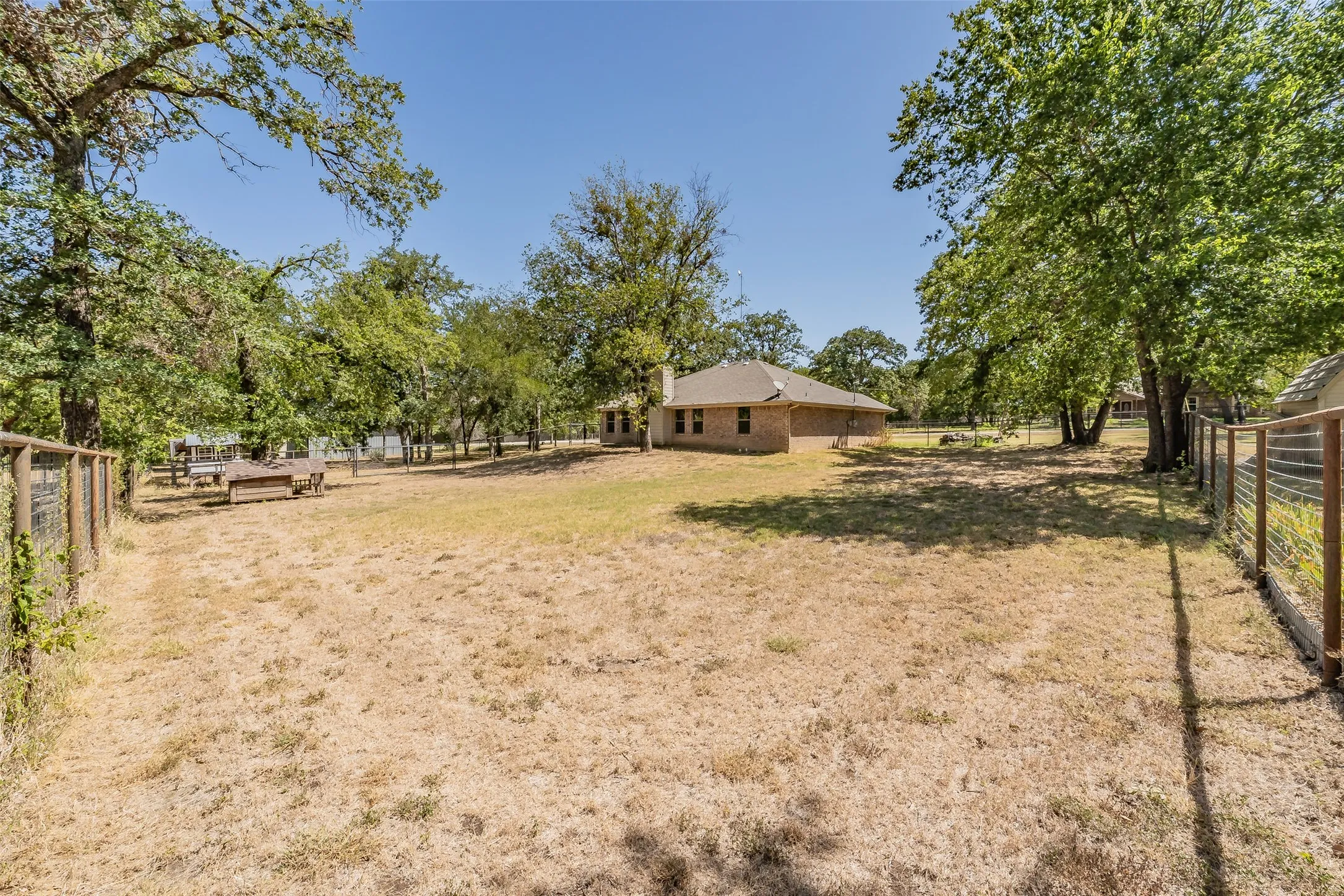 Single Family Residence For Sale in Parker County , 115 Pleasant Oaks Lane, Springtown, Texas 76082, 3 Bedroom, 2 Bathroom, 2 Garage spaces, 1,547 Sqft, built in 2003, mls#21365520, Real Estate Agent in Springtown, Homes For Sale in Parker county, Homes For Sale in Springtown, Realtor in Springtown Texas, Real Estate Brokerage Independent Realty Texas, Luminita Cordes Realtor