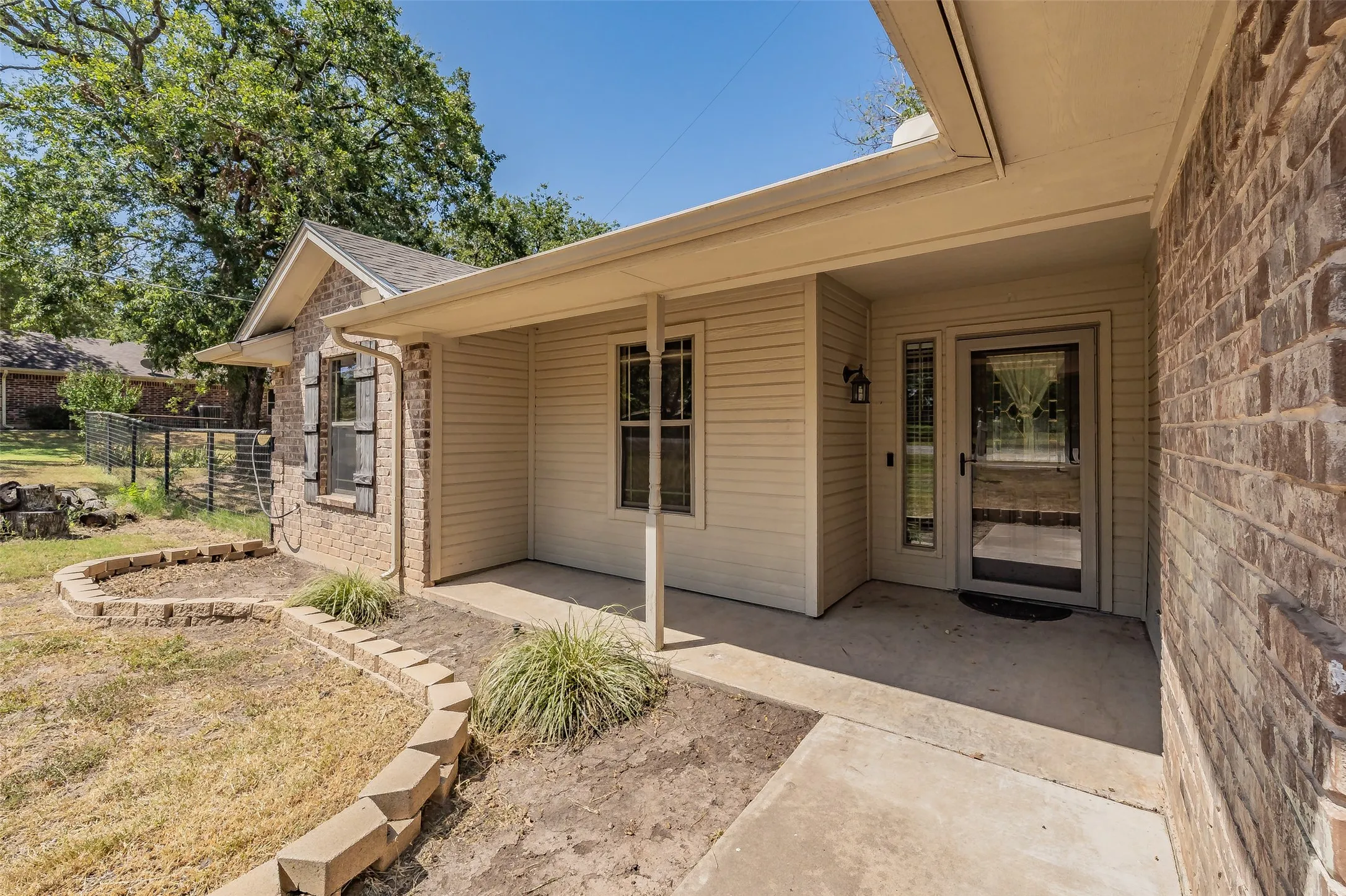 Single Family Residence For Sale in Parker County , 115 Pleasant Oaks Lane, Springtown, Texas 76082, 3 Bedroom, 2 Bathroom, 2 Garage spaces, 1,547 Sqft, built in 2003, mls#21365520, Real Estate Agent in Springtown, Homes For Sale in Parker county, Homes For Sale in Springtown, Realtor in Springtown Texas, Real Estate Brokerage Independent Realty Texas, Luminita Cordes Realtor