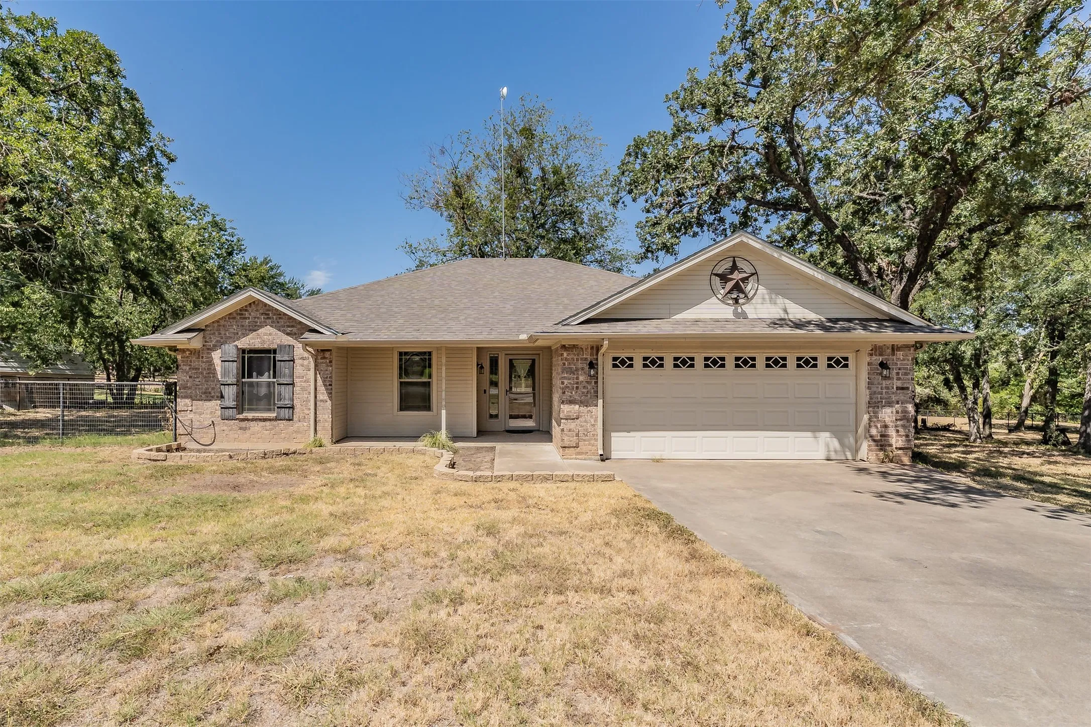 Single Family Residence For Sale in Parker County , 115 Pleasant Oaks Lane, Springtown, Texas 76082, 3 Bedroom, 2 Bathroom, 2 Garage spaces, 1,547 Sqft, built in 2003, mls#21365520, Real Estate Agent in Springtown, Homes For Sale in Parker county, Homes For Sale in Springtown, Realtor in Springtown Texas, Real Estate Brokerage Independent Realty Texas, Luminita Cordes Realtor