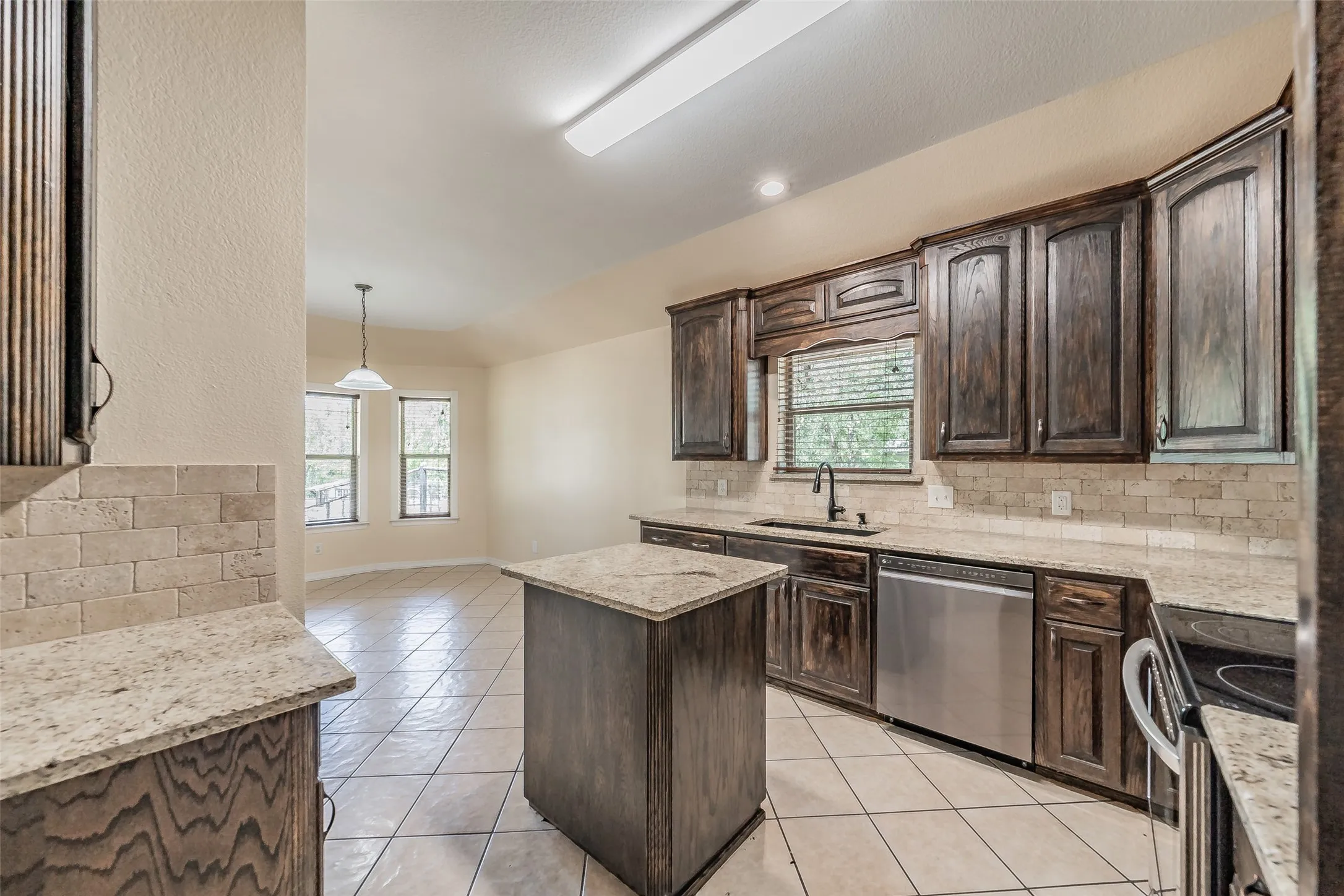 Single Family Residence For Sale in Parker County , 115 Pleasant Oaks Lane, Springtown, Texas 76082, 3 Bedroom, 2 Bathroom, 2 Garage spaces, 1,547 Sqft, built in 2003, mls#21365520, Real Estate Agent in Springtown, Homes For Sale in Parker county, Homes For Sale in Springtown, Realtor in Springtown Texas, Real Estate Brokerage Independent Realty Texas, Luminita Cordes Realtor