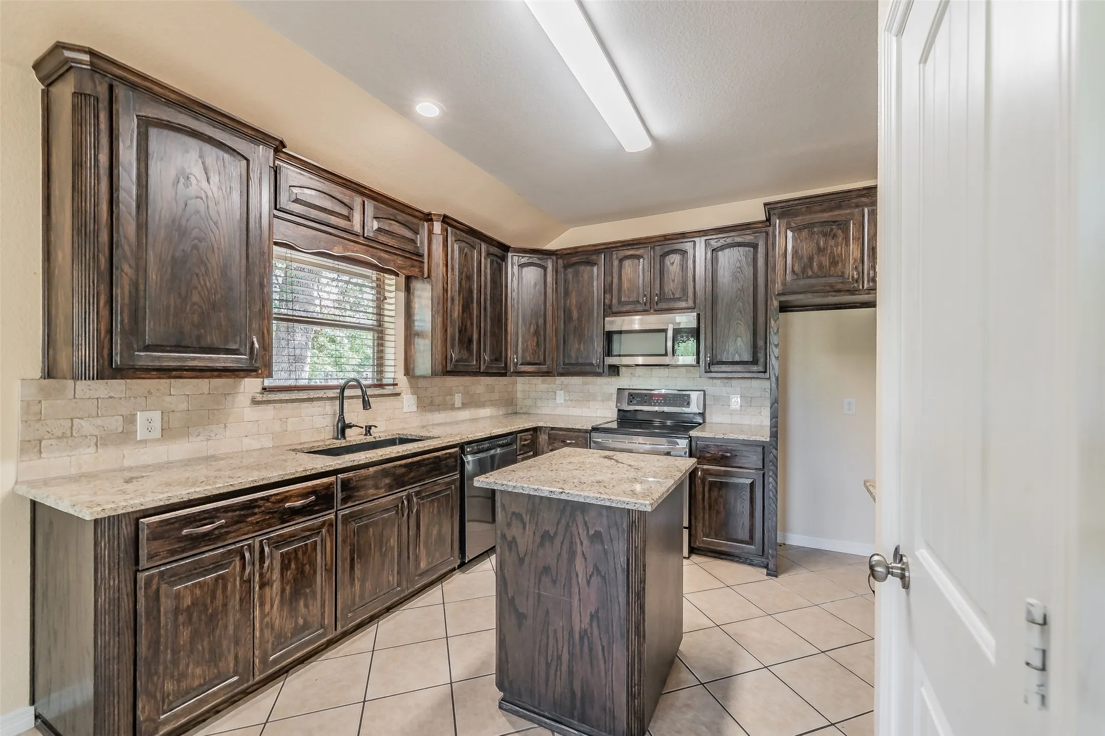 Single Family Residence For Sale in Parker County , 115 Pleasant Oaks Lane, Springtown, Texas 76082, 3 Bedroom, 2 Bathroom, 2 Garage spaces, 1,547 Sqft, built in 2003, mls#21365520, Real Estate Agent in Springtown, Homes For Sale in Parker county, Homes For Sale in Springtown, Realtor in Springtown Texas, Real Estate Brokerage Independent Realty Texas, Luminita Cordes Realtor