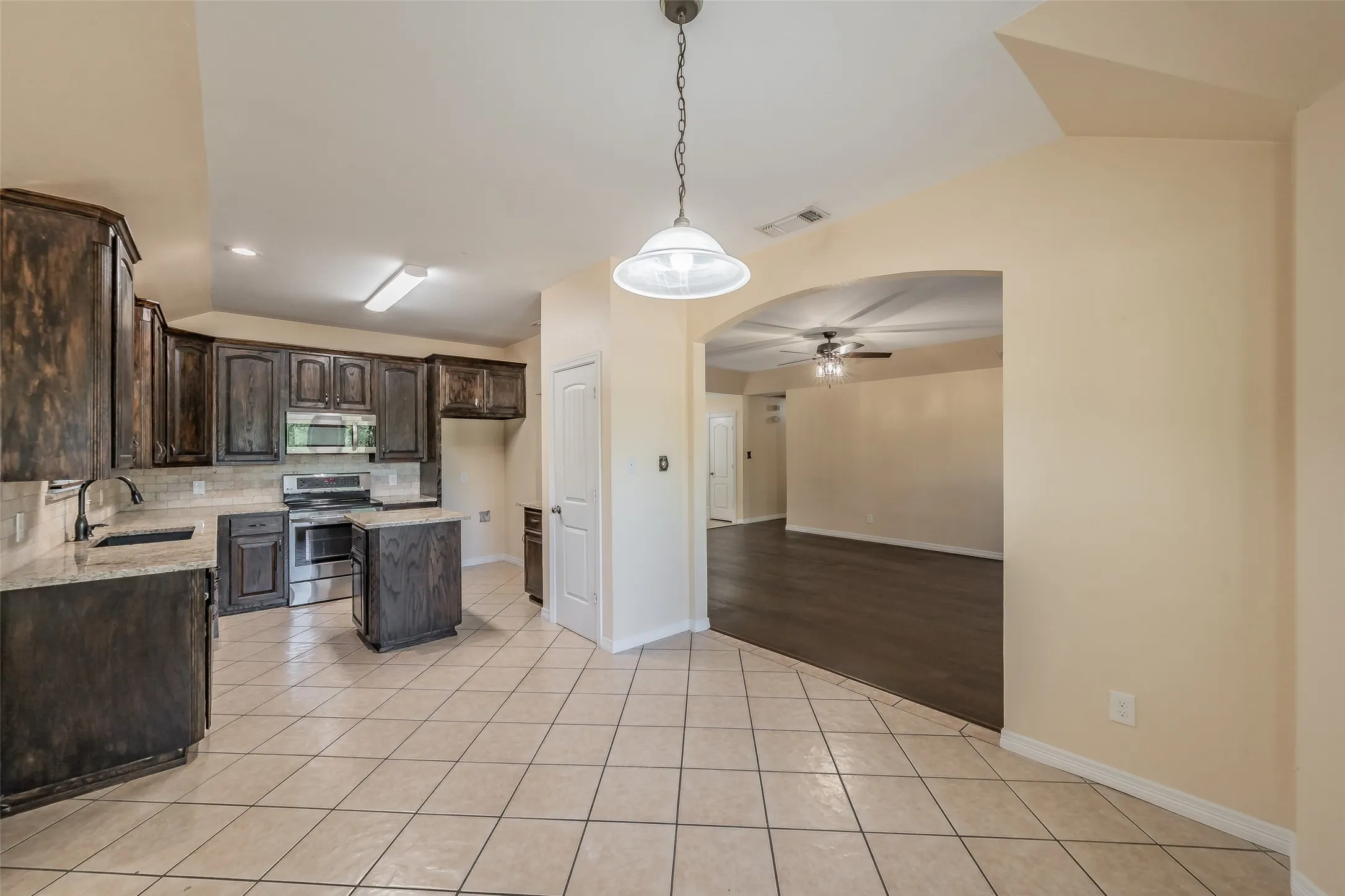 Single Family Residence For Sale in Parker County , 115 Pleasant Oaks Lane, Springtown, Texas 76082, 3 Bedroom, 2 Bathroom, 2 Garage spaces, 1,547 Sqft, built in 2003, mls#21365520, Real Estate Agent in Springtown, Homes For Sale in Parker county, Homes For Sale in Springtown, Realtor in Springtown Texas, Real Estate Brokerage Independent Realty Texas, Luminita Cordes Realtor