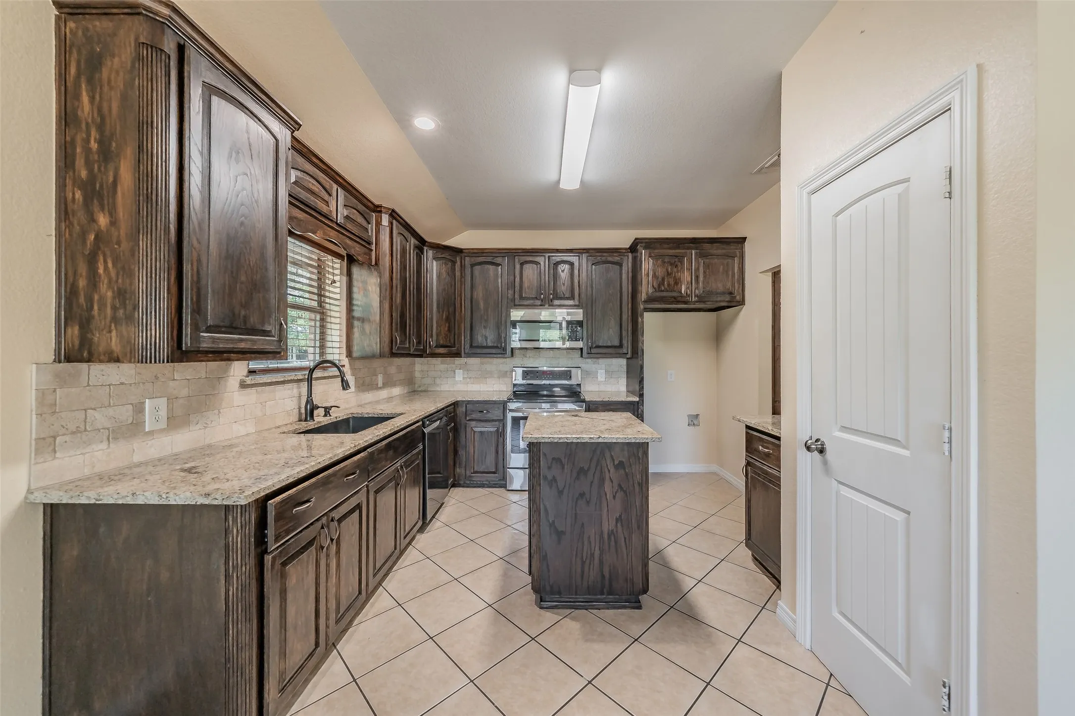 Single Family Residence For Sale in Parker County , 115 Pleasant Oaks Lane, Springtown, Texas 76082, 3 Bedroom, 2 Bathroom, 2 Garage spaces, 1,547 Sqft, built in 2003, mls#21365520, Real Estate Agent in Springtown, Homes For Sale in Parker county, Homes For Sale in Springtown, Realtor in Springtown Texas, Real Estate Brokerage Independent Realty Texas, Luminita Cordes Realtor