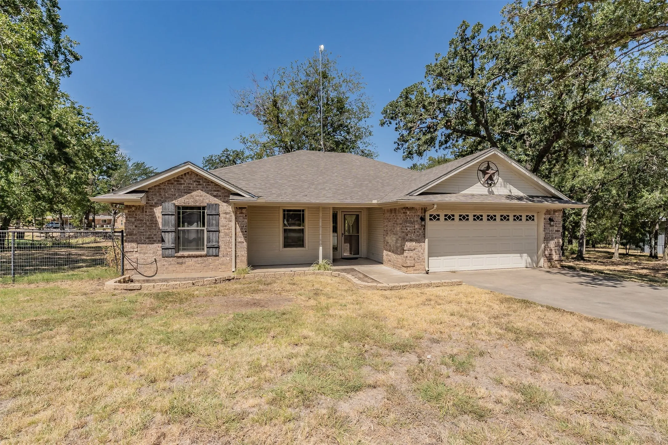Single Family Residence For Sale in Parker County , 115 Pleasant Oaks Lane, Springtown, Texas 76082, 3 Bedroom, 2 Bathroom, 2 Garage spaces, 1,547 Sqft, built in 2003, mls#21365520, Real Estate Agent in Springtown, Homes For Sale in Parker county, Homes For Sale in Springtown, Realtor in Springtown Texas, Real Estate Brokerage Independent Realty Texas, Luminita Cordes Realtor
