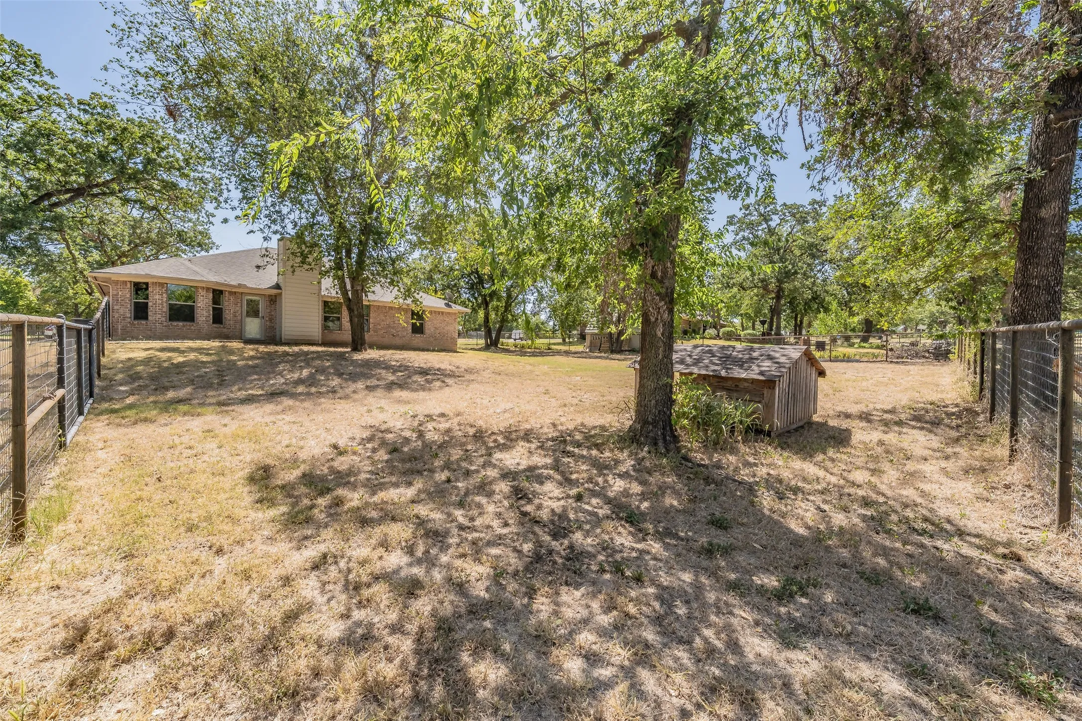Single Family Residence For Sale in Parker County , 115 Pleasant Oaks Lane, Springtown, Texas 76082, 3 Bedroom, 2 Bathroom, 2 Garage spaces, 1,547 Sqft, built in 2003, mls#21365520, Real Estate Agent in Springtown, Homes For Sale in Parker county, Homes For Sale in Springtown, Realtor in Springtown Texas, Real Estate Brokerage Independent Realty Texas, Luminita Cordes Realtor
