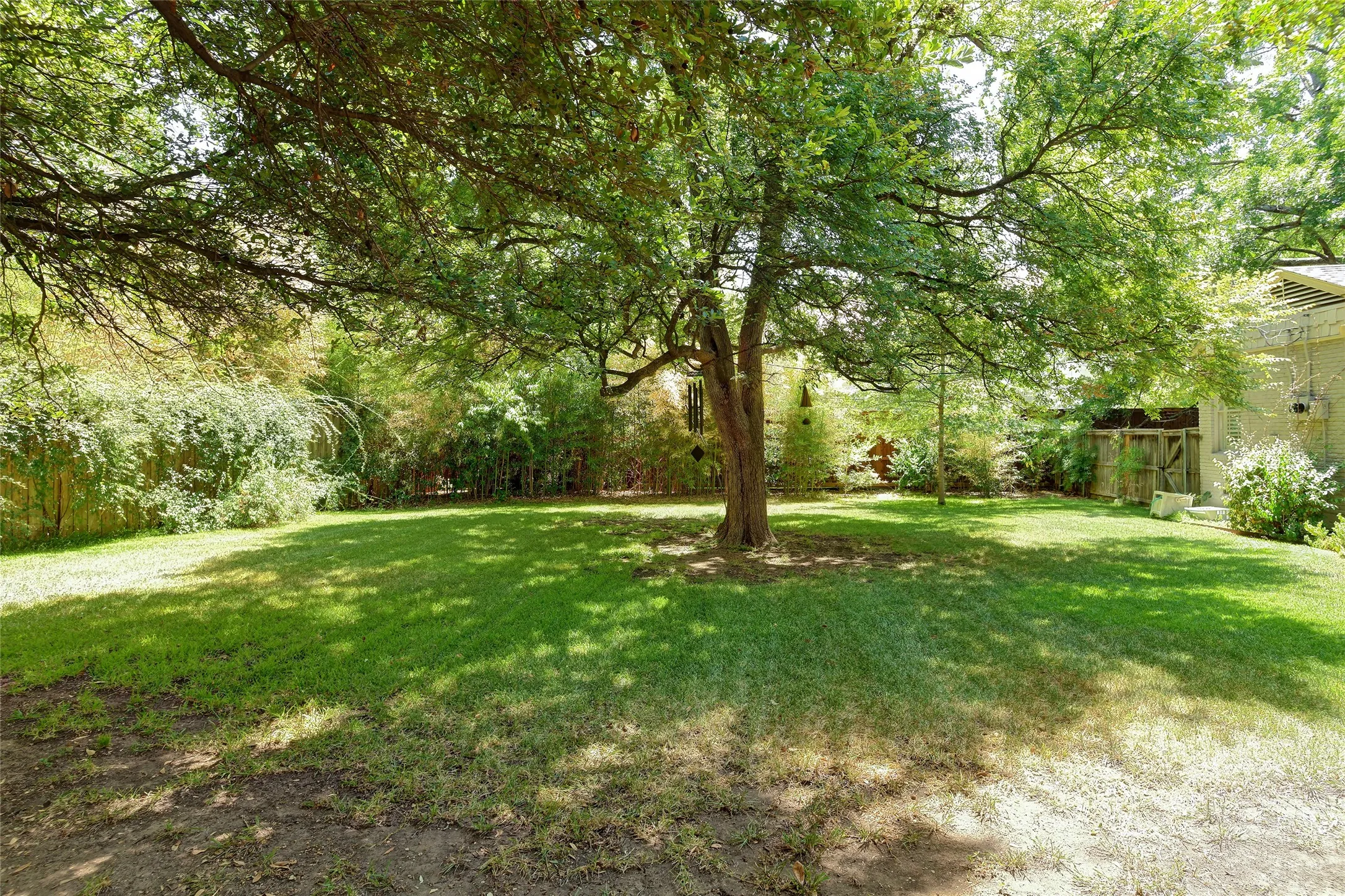 Single Family Residence For Sale in Dallas County , 8910 Guernsey Lane, Dallas, Texas 75220, 3 Bedroom, 3 Bathroom, 2 Garage spaces, 2,666 Sqft, built in 1952, mls#21361065, Real Estate Agent in Dallas, Homes For Sale in Dallas county, Homes For Sale in Dallas, Realtor in Dallas Texas, Real Estate Brokerage Independent Realty Texas, Luminita Cordes Realtor