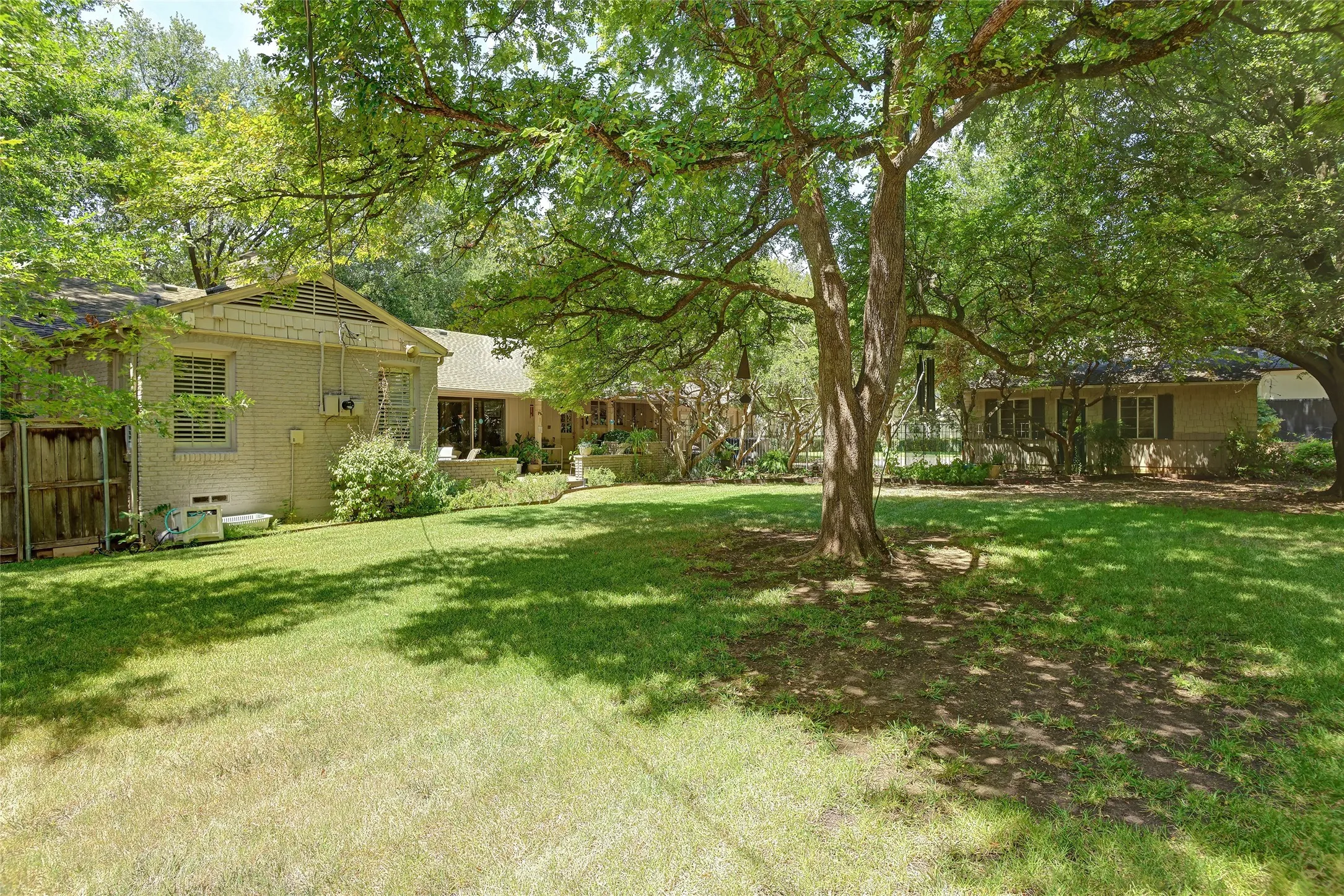 Single Family Residence For Sale in Dallas County , 8910 Guernsey Lane, Dallas, Texas 75220, 3 Bedroom, 3 Bathroom, 2 Garage spaces, 2,666 Sqft, built in 1952, mls#21361065, Real Estate Agent in Dallas, Homes For Sale in Dallas county, Homes For Sale in Dallas, Realtor in Dallas Texas, Real Estate Brokerage Independent Realty Texas, Luminita Cordes Realtor