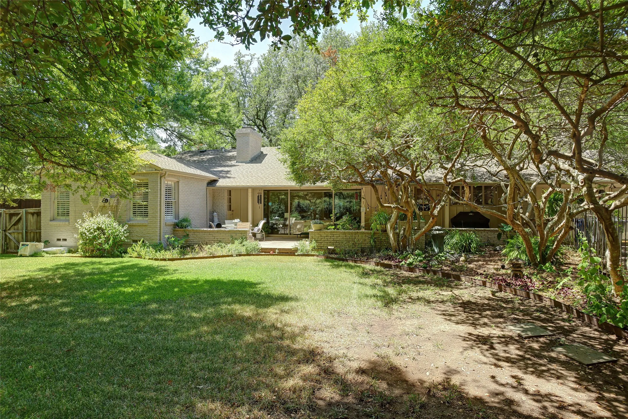 Single Family Residence For Sale in Dallas County , 8910 Guernsey Lane, Dallas, Texas 75220, 3 Bedroom, 3 Bathroom, 2 Garage spaces, 2,666 Sqft, built in 1952, mls#21361065, Real Estate Agent in Dallas, Homes For Sale in Dallas county, Homes For Sale in Dallas, Realtor in Dallas Texas, Real Estate Brokerage Independent Realty Texas, Luminita Cordes Realtor