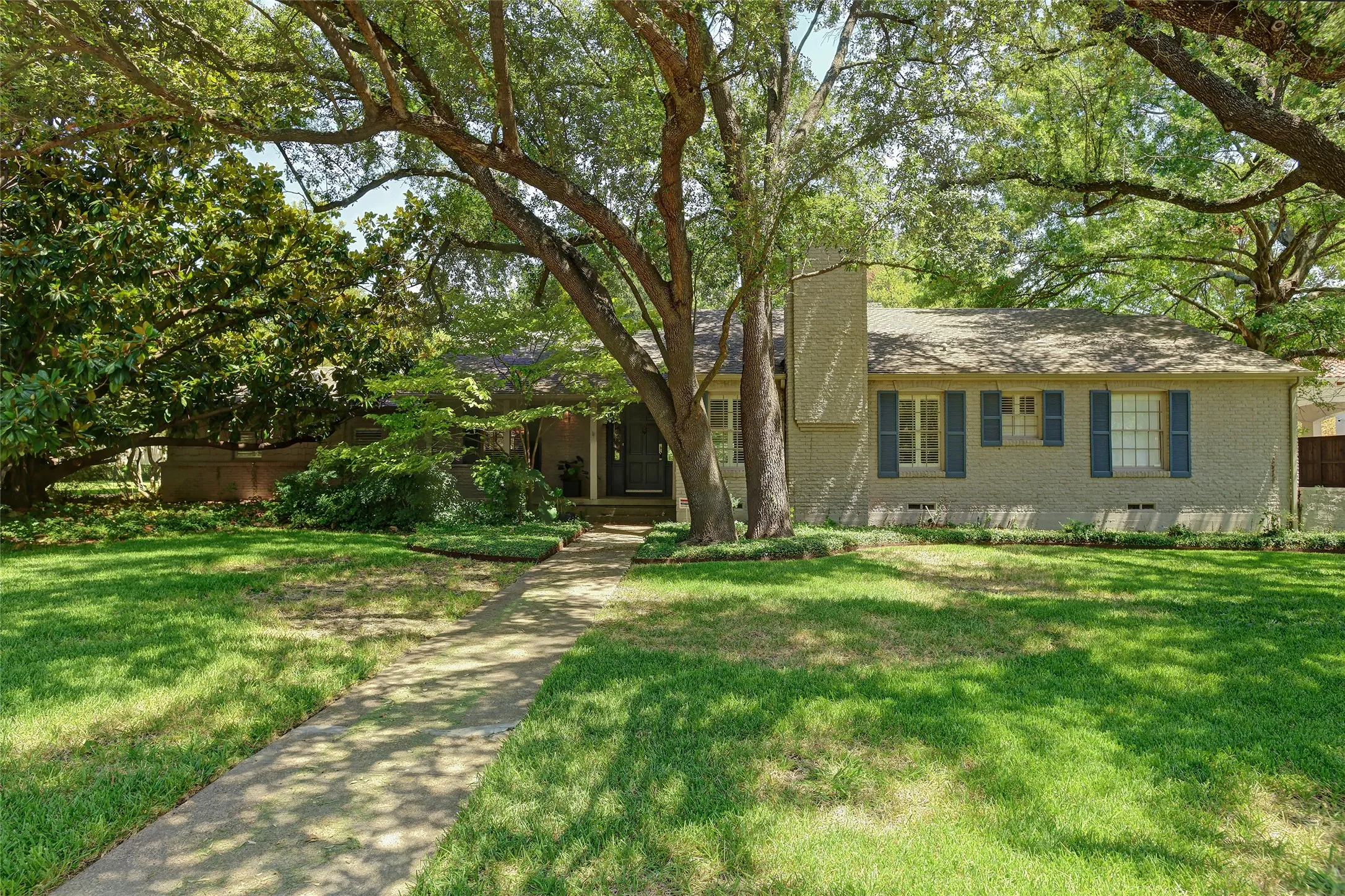 Single Family Residence For Sale in Dallas County , 8910 Guernsey Lane, Dallas, Texas 75220, 3 Bedroom, 3 Bathroom, 2 Garage spaces, 2,666 Sqft, built in 1952, mls#21361065, Real Estate Agent in Dallas, Homes For Sale in Dallas county, Homes For Sale in Dallas, Realtor in Dallas Texas, Real Estate Brokerage Independent Realty Texas, Luminita Cordes Realtor
