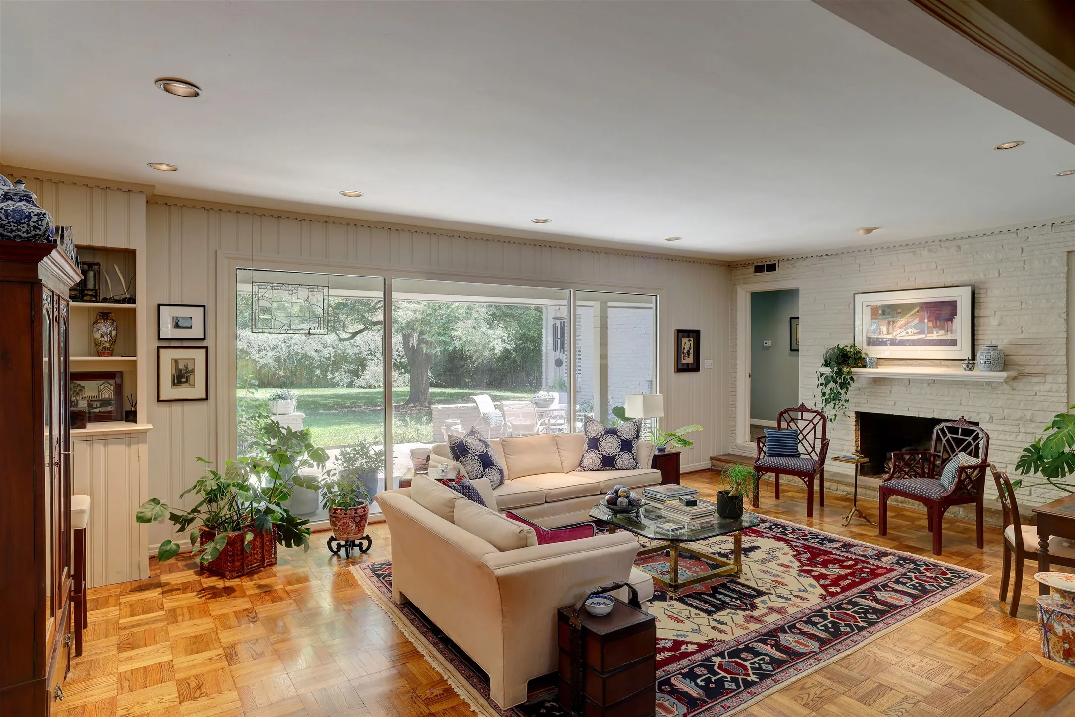 Single Family Residence For Sale in Dallas County , 8910 Guernsey Lane, Dallas, Texas 75220, 3 Bedroom, 3 Bathroom, 2 Garage spaces, 2,666 Sqft, built in 1952, mls#21361065, Real Estate Agent in Dallas, Homes For Sale in Dallas county, Homes For Sale in Dallas, Realtor in Dallas Texas, Real Estate Brokerage Independent Realty Texas, Luminita Cordes Realtor