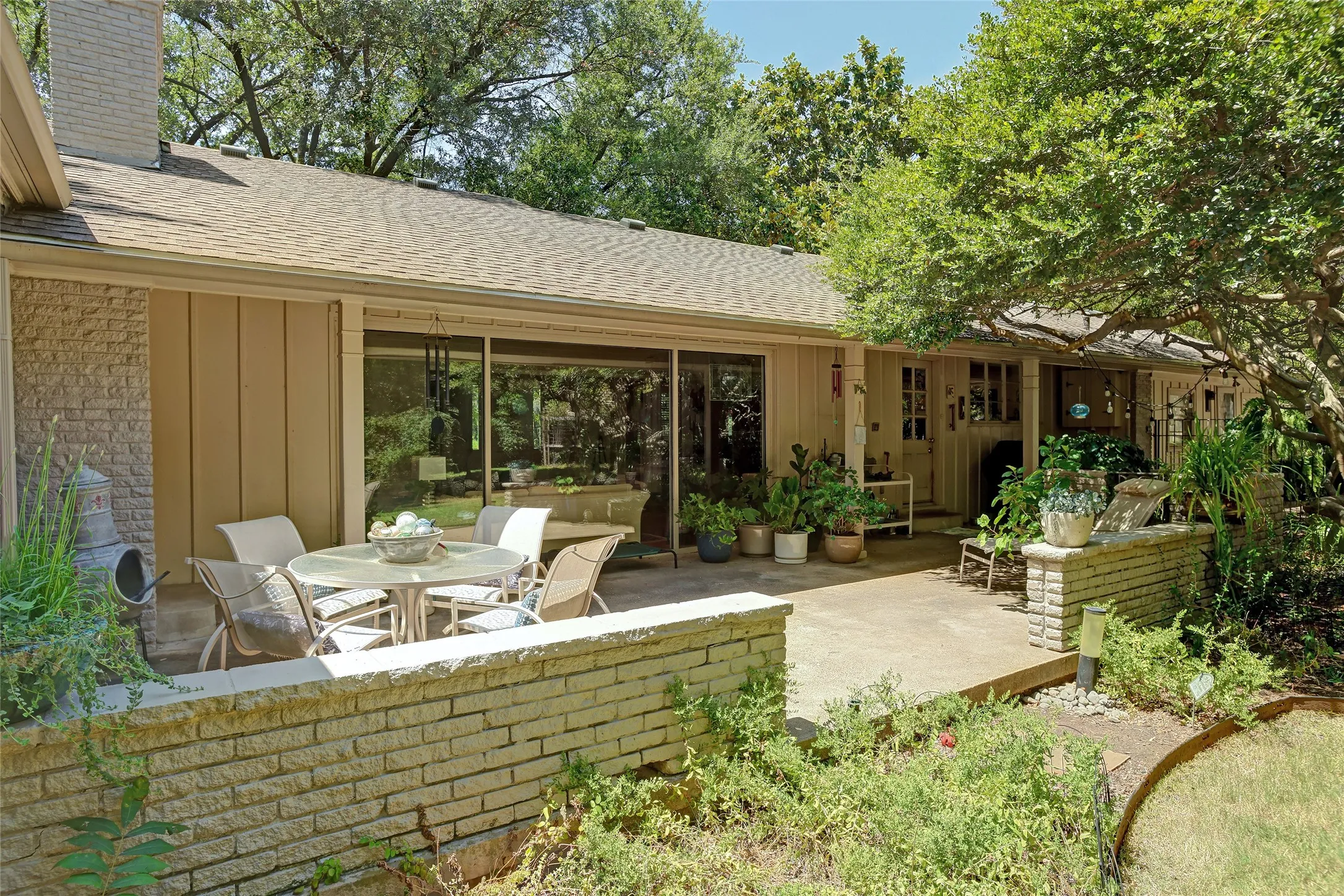 Single Family Residence For Sale in Dallas County , 8910 Guernsey Lane, Dallas, Texas 75220, 3 Bedroom, 3 Bathroom, 2 Garage spaces, 2,666 Sqft, built in 1952, mls#21361065, Real Estate Agent in Dallas, Homes For Sale in Dallas county, Homes For Sale in Dallas, Realtor in Dallas Texas, Real Estate Brokerage Independent Realty Texas, Luminita Cordes Realtor