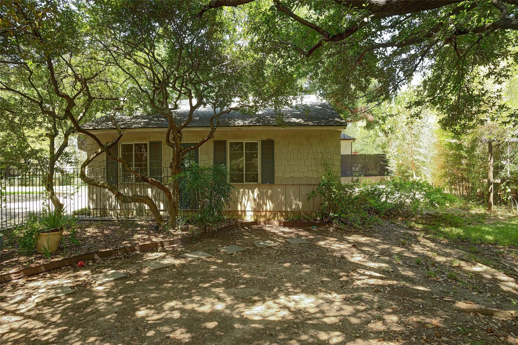 Single Family Residence For Sale in Dallas County , 8910 Guernsey Lane, Dallas, Texas 75220, 3 Bedroom, 3 Bathroom, 2 Garage spaces, 2,666 Sqft, built in 1952, mls#21361065, Real Estate Agent in Dallas, Homes For Sale in Dallas county, Homes For Sale in Dallas, Realtor in Dallas Texas, Real Estate Brokerage Independent Realty Texas, Luminita Cordes Realtor