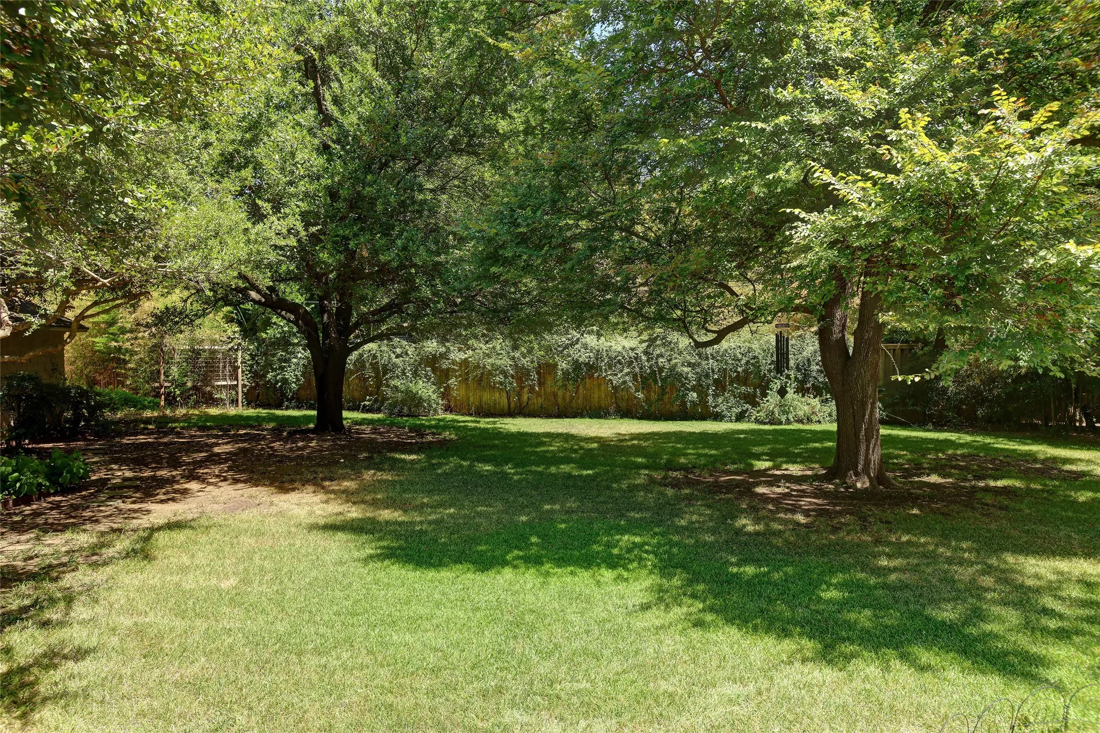 Single Family Residence For Sale in Dallas County , 8910 Guernsey Lane, Dallas, Texas 75220, 3 Bedroom, 3 Bathroom, 2 Garage spaces, 2,666 Sqft, built in 1952, mls#21361065, Real Estate Agent in Dallas, Homes For Sale in Dallas county, Homes For Sale in Dallas, Realtor in Dallas Texas, Real Estate Brokerage Independent Realty Texas, Luminita Cordes Realtor