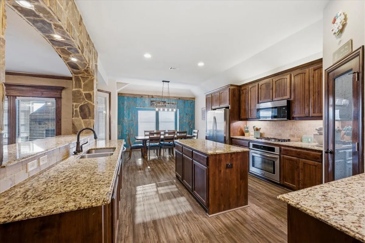 Single Family Residence For Sale in Ellis County , 825 Broadhead Road, Waxahachie, Texas 75165, 4 Bedroom, 3 Bathroom, 3 Garage spaces, 3,013 Sqft, built in 2012, mls#21365527, Real Estate Agent in Waxahachie, Homes For Sale in Ellis county, Homes For Sale in Waxahachie, Realtor in Waxahachie Texas, Real Estate Brokerage Independent Realty Texas, Luminita Cordes Realtor