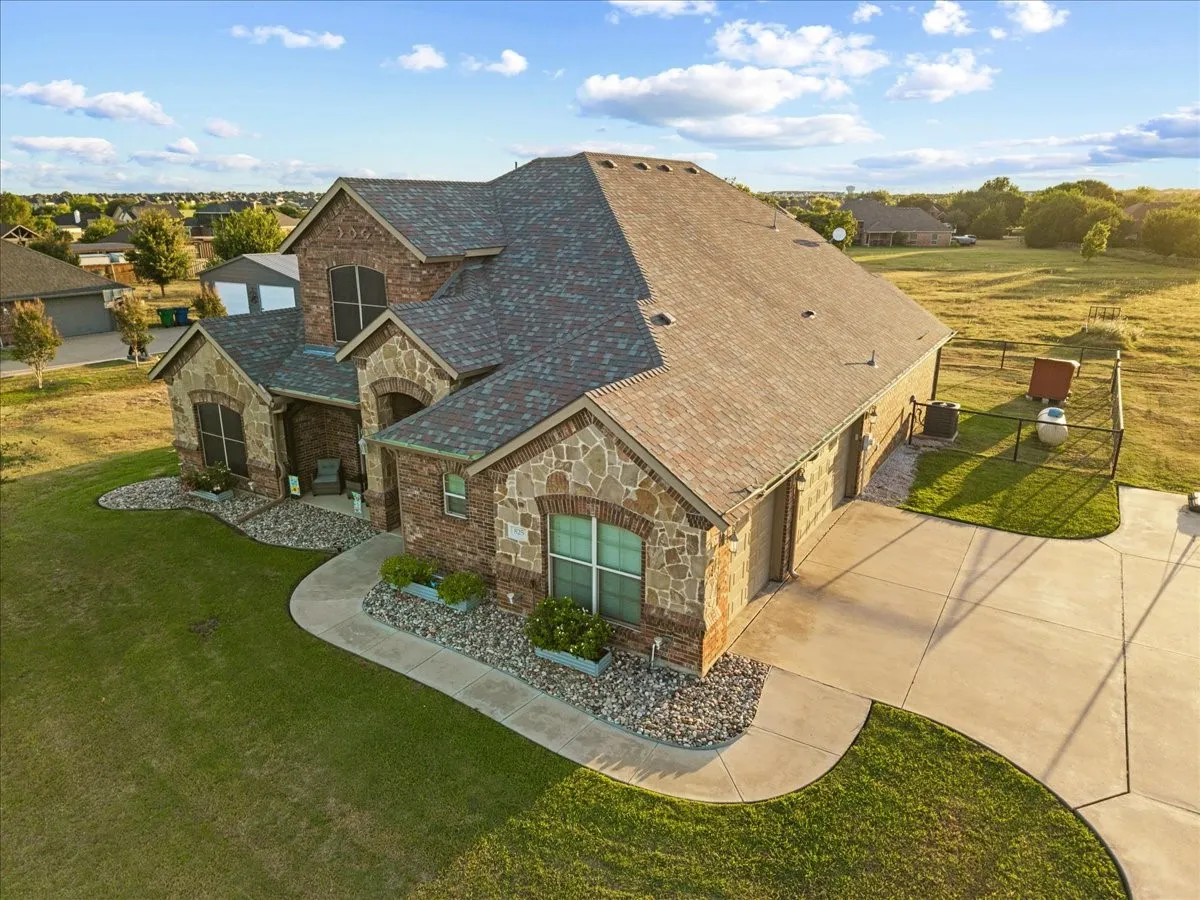 Single Family Residence For Sale in Ellis County , 825 Broadhead Road, Waxahachie, Texas 75165, 4 Bedroom, 3 Bathroom, 3 Garage spaces, 3,013 Sqft, built in 2012, mls#21365527, Real Estate Agent in Waxahachie, Homes For Sale in Ellis county, Homes For Sale in Waxahachie, Realtor in Waxahachie Texas, Real Estate Brokerage Independent Realty Texas, Luminita Cordes Realtor