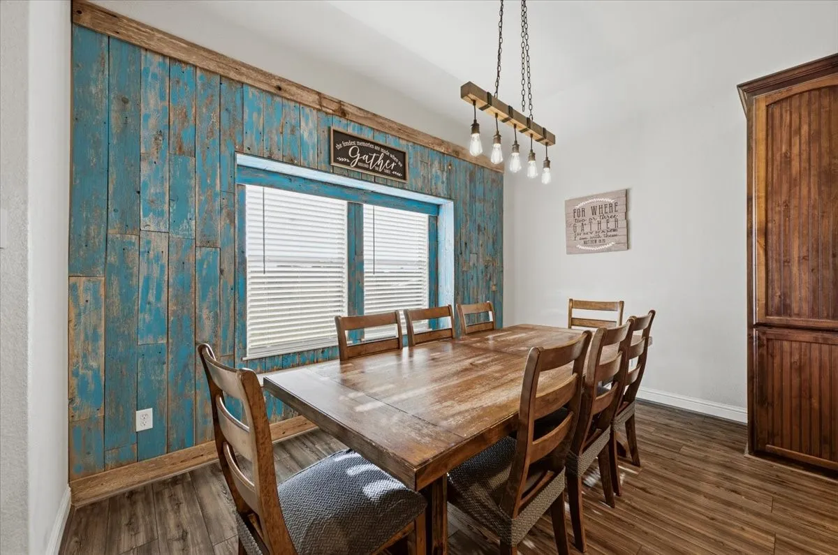 Single Family Residence For Sale in Ellis County , 825 Broadhead Road, Waxahachie, Texas 75165, 4 Bedroom, 3 Bathroom, 3 Garage spaces, 3,013 Sqft, built in 2012, mls#21365527, Real Estate Agent in Waxahachie, Homes For Sale in Ellis county, Homes For Sale in Waxahachie, Realtor in Waxahachie Texas, Real Estate Brokerage Independent Realty Texas, Luminita Cordes Realtor