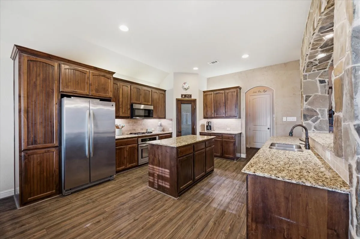 Single Family Residence For Sale in Ellis County , 825 Broadhead Road, Waxahachie, Texas 75165, 4 Bedroom, 3 Bathroom, 3 Garage spaces, 3,013 Sqft, built in 2012, mls#21365527, Real Estate Agent in Waxahachie, Homes For Sale in Ellis county, Homes For Sale in Waxahachie, Realtor in Waxahachie Texas, Real Estate Brokerage Independent Realty Texas, Luminita Cordes Realtor