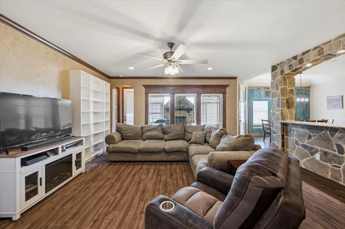 Single Family Residence For Sale in Ellis County , 825 Broadhead Road, Waxahachie, Texas 75165, 4 Bedroom, 3 Bathroom, 3 Garage spaces, 3,013 Sqft, built in 2012, mls#21365527, Real Estate Agent in Waxahachie, Homes For Sale in Ellis county, Homes For Sale in Waxahachie, Realtor in Waxahachie Texas, Real Estate Brokerage Independent Realty Texas, Luminita Cordes Realtor