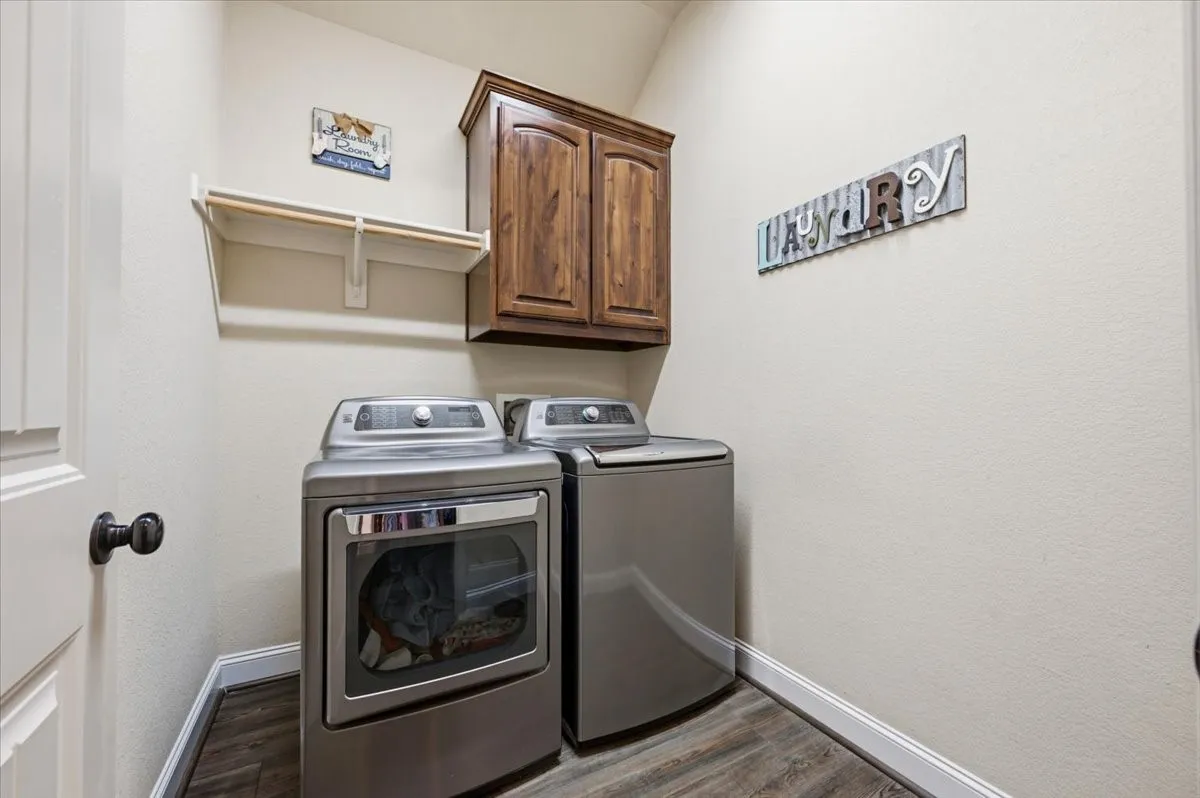Single Family Residence For Sale in Ellis County , 825 Broadhead Road, Waxahachie, Texas 75165, 4 Bedroom, 3 Bathroom, 3 Garage spaces, 3,013 Sqft, built in 2012, mls#21365527, Real Estate Agent in Waxahachie, Homes For Sale in Ellis county, Homes For Sale in Waxahachie, Realtor in Waxahachie Texas, Real Estate Brokerage Independent Realty Texas, Luminita Cordes Realtor