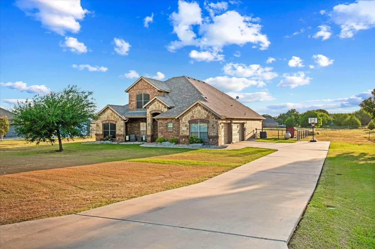 Single Family Residence For Sale in Ellis County , 825 Broadhead Road, Waxahachie, Texas 75165, 4 Bedroom, 3 Bathroom, 3 Garage spaces, 3,013 Sqft, built in 2012, mls#21365527, Real Estate Agent in Waxahachie, Homes For Sale in Ellis county, Homes For Sale in Waxahachie, Realtor in Waxahachie Texas, Real Estate Brokerage Independent Realty Texas, Luminita Cordes Realtor