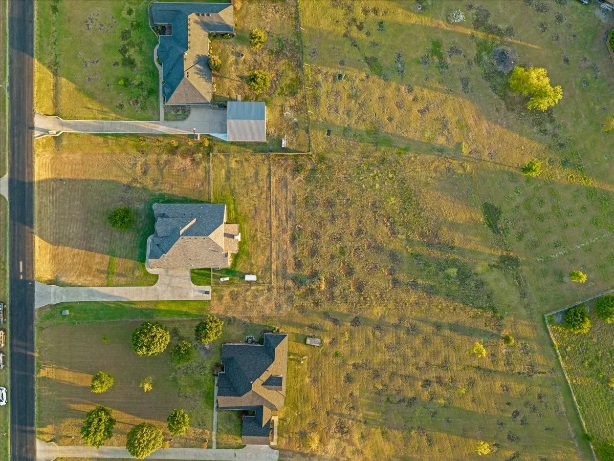 Single Family Residence For Sale in Ellis County , 825 Broadhead Road, Waxahachie, Texas 75165, 4 Bedroom, 3 Bathroom, 3 Garage spaces, 3,013 Sqft, built in 2012, mls#21365527, Real Estate Agent in Waxahachie, Homes For Sale in Ellis county, Homes For Sale in Waxahachie, Realtor in Waxahachie Texas, Real Estate Brokerage Independent Realty Texas, Luminita Cordes Realtor