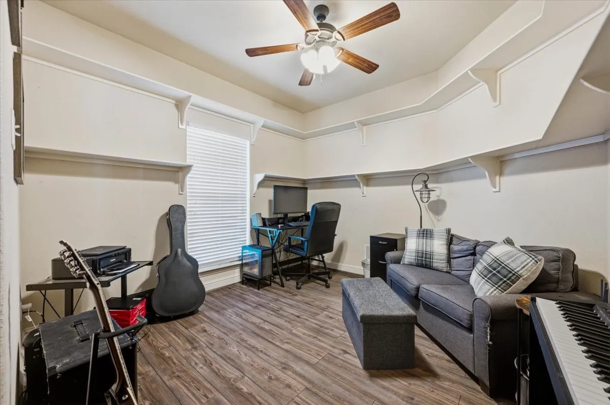 Single Family Residence For Sale in Ellis County , 825 Broadhead Road, Waxahachie, Texas 75165, 4 Bedroom, 3 Bathroom, 3 Garage spaces, 3,013 Sqft, built in 2012, mls#21365527, Real Estate Agent in Waxahachie, Homes For Sale in Ellis county, Homes For Sale in Waxahachie, Realtor in Waxahachie Texas, Real Estate Brokerage Independent Realty Texas, Luminita Cordes Realtor