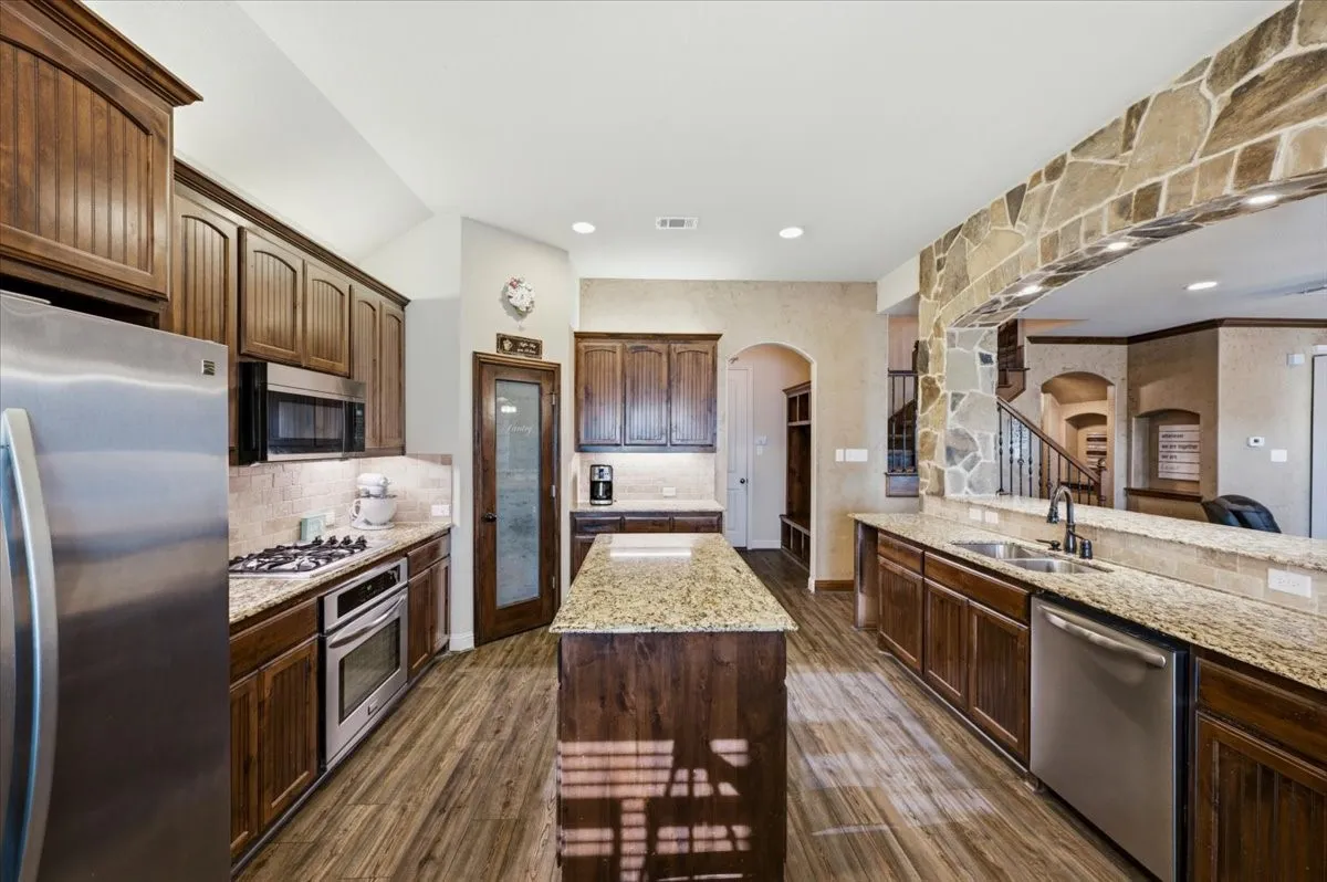 Single Family Residence For Sale in Ellis County , 825 Broadhead Road, Waxahachie, Texas 75165, 4 Bedroom, 3 Bathroom, 3 Garage spaces, 3,013 Sqft, built in 2012, mls#21365527, Real Estate Agent in Waxahachie, Homes For Sale in Ellis county, Homes For Sale in Waxahachie, Realtor in Waxahachie Texas, Real Estate Brokerage Independent Realty Texas, Luminita Cordes Realtor