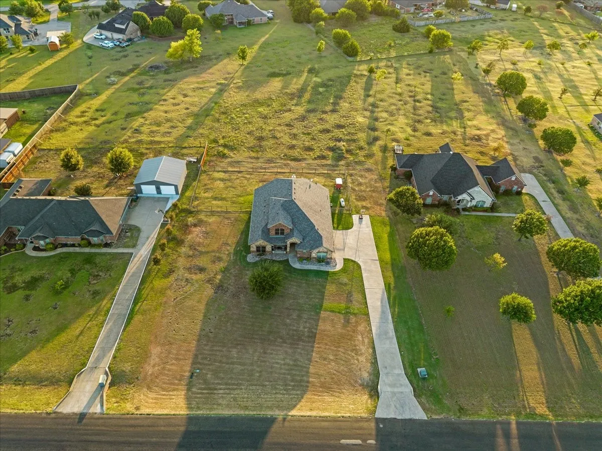 Single Family Residence For Sale in Ellis County , 825 Broadhead Road, Waxahachie, Texas 75165, 4 Bedroom, 3 Bathroom, 3 Garage spaces, 3,013 Sqft, built in 2012, mls#21365527, Real Estate Agent in Waxahachie, Homes For Sale in Ellis county, Homes For Sale in Waxahachie, Realtor in Waxahachie Texas, Real Estate Brokerage Independent Realty Texas, Luminita Cordes Realtor