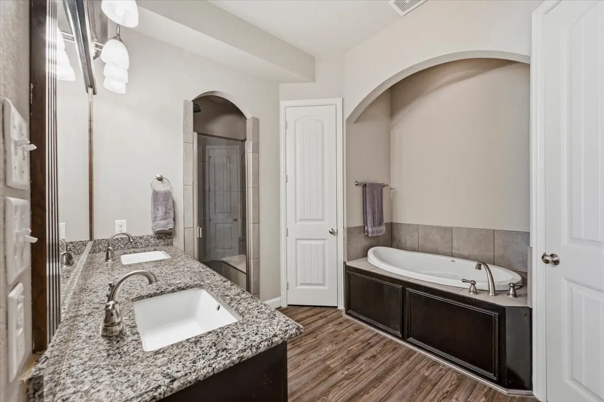 Single Family Residence For Sale in Ellis County , 825 Broadhead Road, Waxahachie, Texas 75165, 4 Bedroom, 3 Bathroom, 3 Garage spaces, 3,013 Sqft, built in 2012, mls#21365527, Real Estate Agent in Waxahachie, Homes For Sale in Ellis county, Homes For Sale in Waxahachie, Realtor in Waxahachie Texas, Real Estate Brokerage Independent Realty Texas, Luminita Cordes Realtor