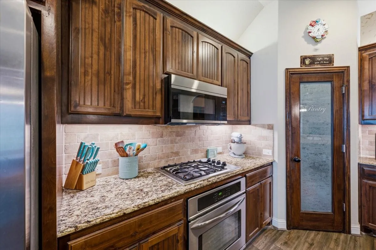 Single Family Residence For Sale in Ellis County , 825 Broadhead Road, Waxahachie, Texas 75165, 4 Bedroom, 3 Bathroom, 3 Garage spaces, 3,013 Sqft, built in 2012, mls#21365527, Real Estate Agent in Waxahachie, Homes For Sale in Ellis county, Homes For Sale in Waxahachie, Realtor in Waxahachie Texas, Real Estate Brokerage Independent Realty Texas, Luminita Cordes Realtor