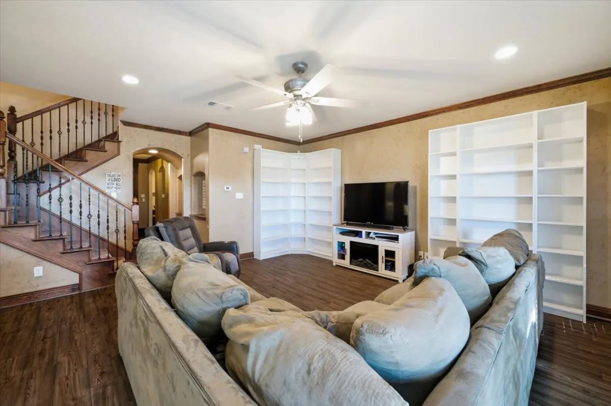 Single Family Residence For Sale in Ellis County , 825 Broadhead Road, Waxahachie, Texas 75165, 4 Bedroom, 3 Bathroom, 3 Garage spaces, 3,013 Sqft, built in 2012, mls#21365527, Real Estate Agent in Waxahachie, Homes For Sale in Ellis county, Homes For Sale in Waxahachie, Realtor in Waxahachie Texas, Real Estate Brokerage Independent Realty Texas, Luminita Cordes Realtor