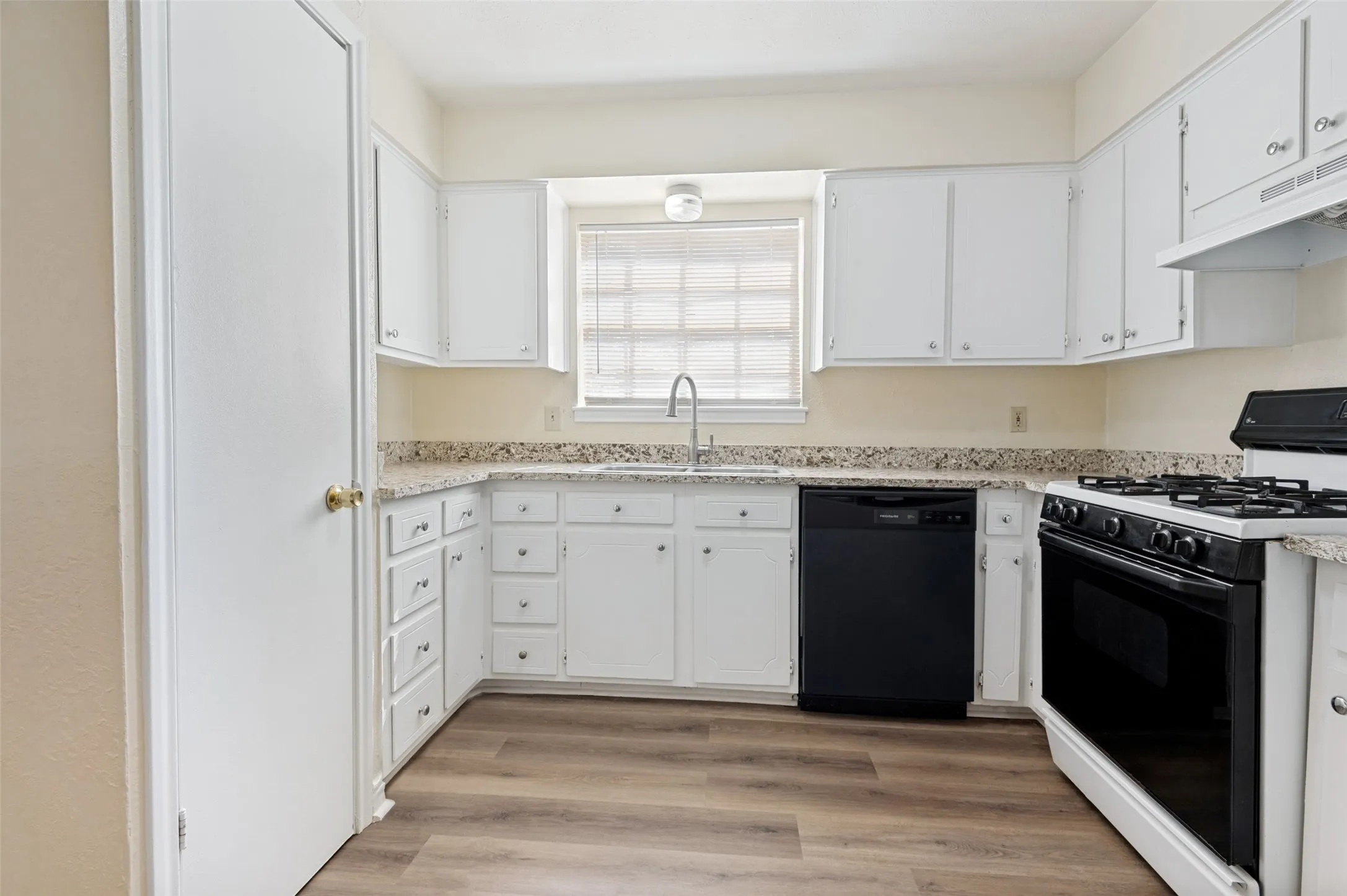 Apartment For Rent in Tarrant County , 300 College Street E, Arlington, Texas 76010, 2 Bedroom, 2 Bathroom, Garage spaces, 1,000 Sqft, built in 1964, mls#21365202, Real Estate Agent in Arlington, Homes For Rent in Tarrant county, Homes For Rent in Arlington, Realtor in Arlington Texas, Real Estate Brokerage Independent Realty Texas, Luminita Cordes Realtor