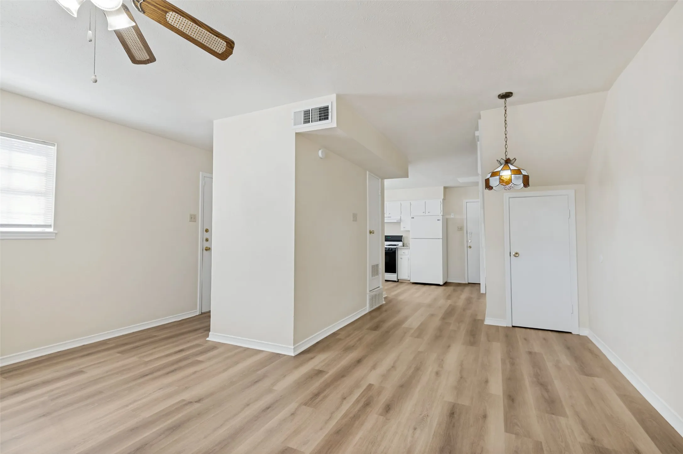 Apartment For Rent in Tarrant County , 300 College Street E, Arlington, Texas 76010, 2 Bedroom, 2 Bathroom, Garage spaces, 1,000 Sqft, built in 1964, mls#21365202, Real Estate Agent in Arlington, Homes For Rent in Tarrant county, Homes For Rent in Arlington, Realtor in Arlington Texas, Real Estate Brokerage Independent Realty Texas, Luminita Cordes Realtor