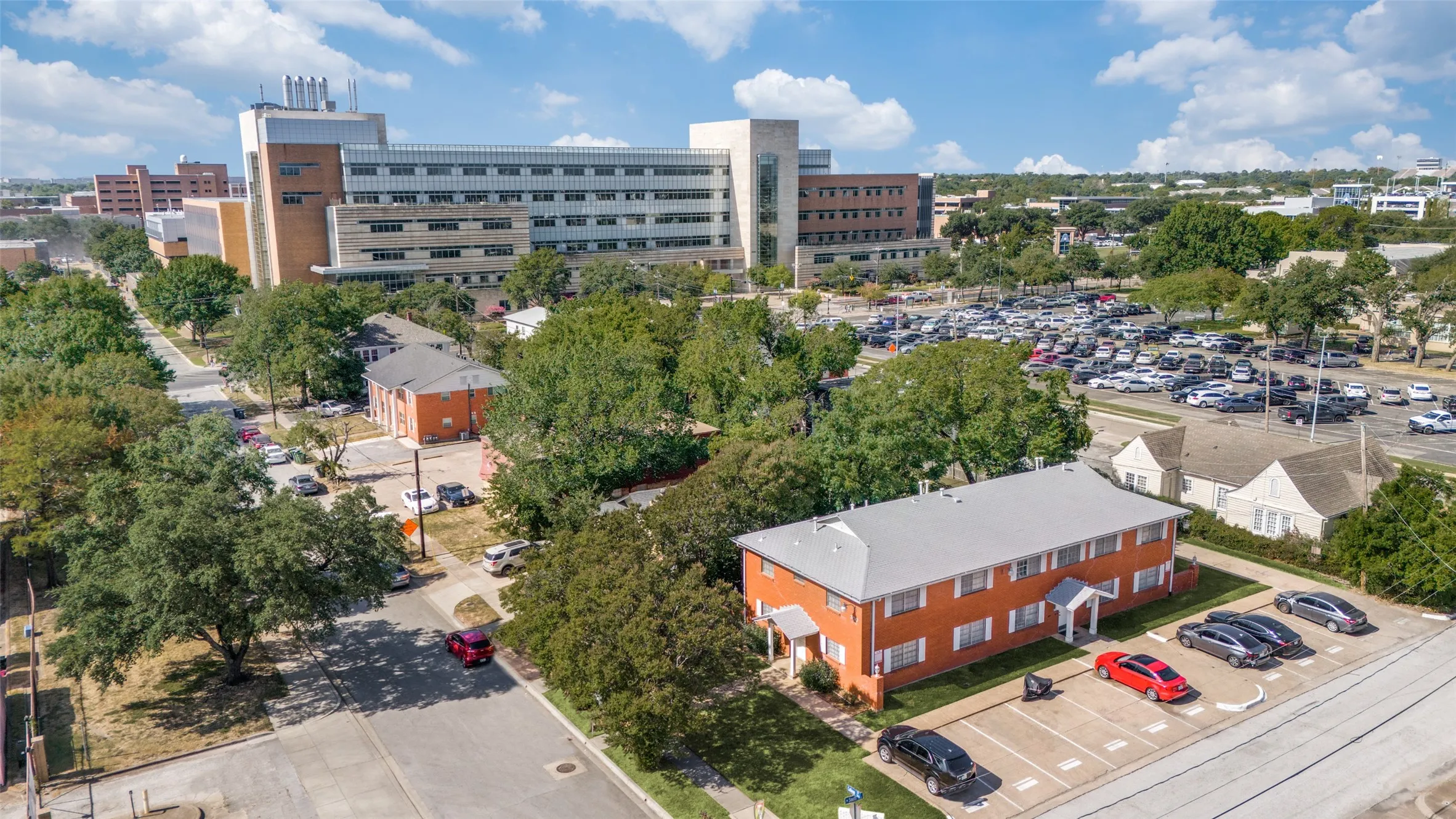 Apartment For Rent in Tarrant County , 300 College Street E, Arlington, Texas 76010, 2 Bedroom, 2 Bathroom, Garage spaces, 1,000 Sqft, built in 1964, mls#21365202, Real Estate Agent in Arlington, Homes For Rent in Tarrant county, Homes For Rent in Arlington, Realtor in Arlington Texas, Real Estate Brokerage Independent Realty Texas, Luminita Cordes Realtor