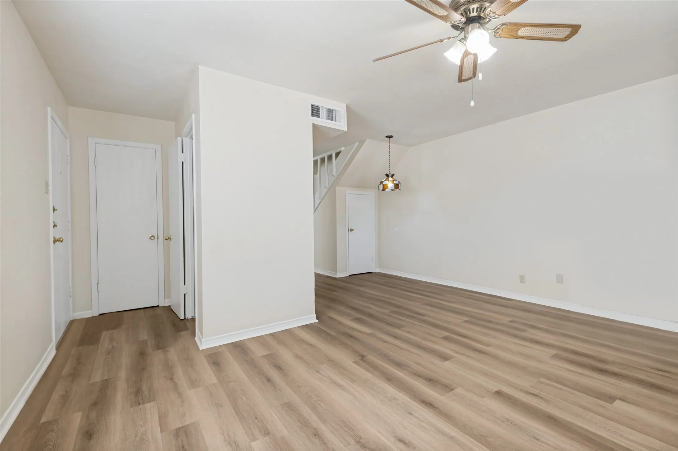 Apartment For Rent in Tarrant County , 300 College Street E, Arlington, Texas 76010, 2 Bedroom, 2 Bathroom, Garage spaces, 1,000 Sqft, built in 1964, mls#21365202, Real Estate Agent in Arlington, Homes For Rent in Tarrant county, Homes For Rent in Arlington, Realtor in Arlington Texas, Real Estate Brokerage Independent Realty Texas, Luminita Cordes Realtor