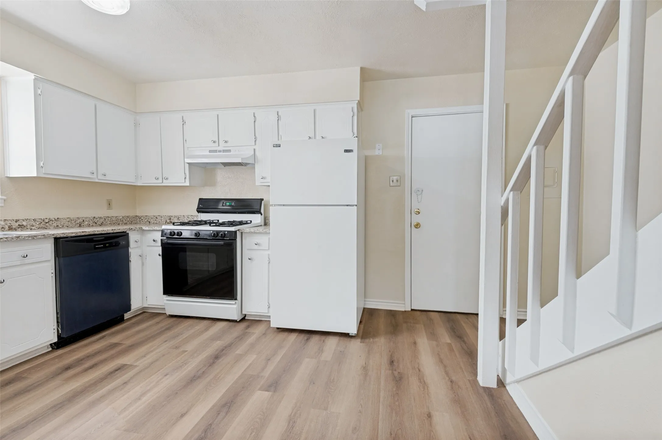 Apartment For Rent in Tarrant County , 300 College Street E, Arlington, Texas 76010, 2 Bedroom, 2 Bathroom, Garage spaces, 1,000 Sqft, built in 1964, mls#21365202, Real Estate Agent in Arlington, Homes For Rent in Tarrant county, Homes For Rent in Arlington, Realtor in Arlington Texas, Real Estate Brokerage Independent Realty Texas, Luminita Cordes Realtor