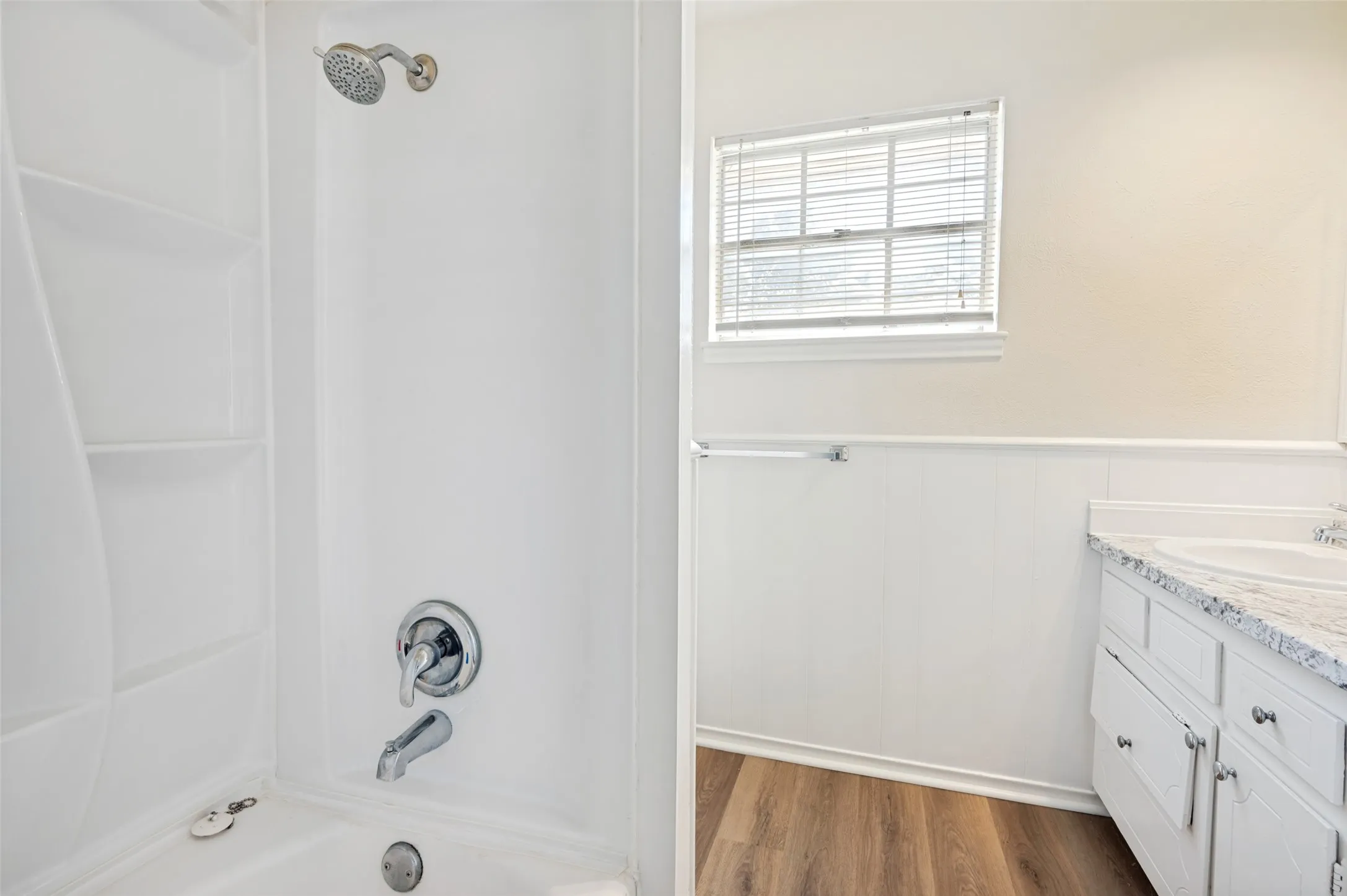 Apartment For Rent in Tarrant County , 300 College Street E, Arlington, Texas 76010, 2 Bedroom, 2 Bathroom, Garage spaces, 1,000 Sqft, built in 1964, mls#21365202, Real Estate Agent in Arlington, Homes For Rent in Tarrant county, Homes For Rent in Arlington, Realtor in Arlington Texas, Real Estate Brokerage Independent Realty Texas, Luminita Cordes Realtor