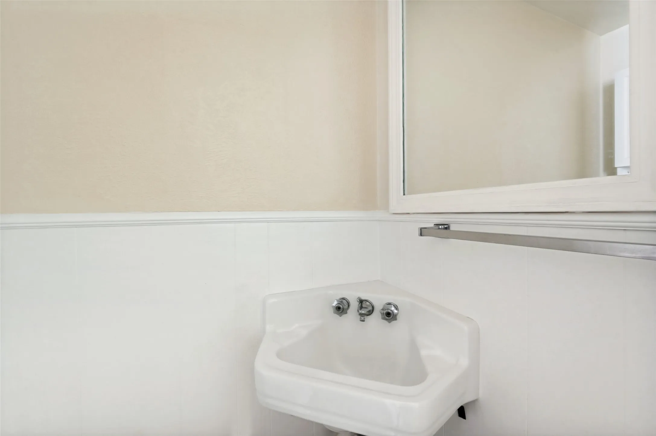 Apartment For Rent in Tarrant County , 300 College Street E, Arlington, Texas 76010, 2 Bedroom, 2 Bathroom, Garage spaces, 1,000 Sqft, built in 1964, mls#21365202, Real Estate Agent in Arlington, Homes For Rent in Tarrant county, Homes For Rent in Arlington, Realtor in Arlington Texas, Real Estate Brokerage Independent Realty Texas, Luminita Cordes Realtor