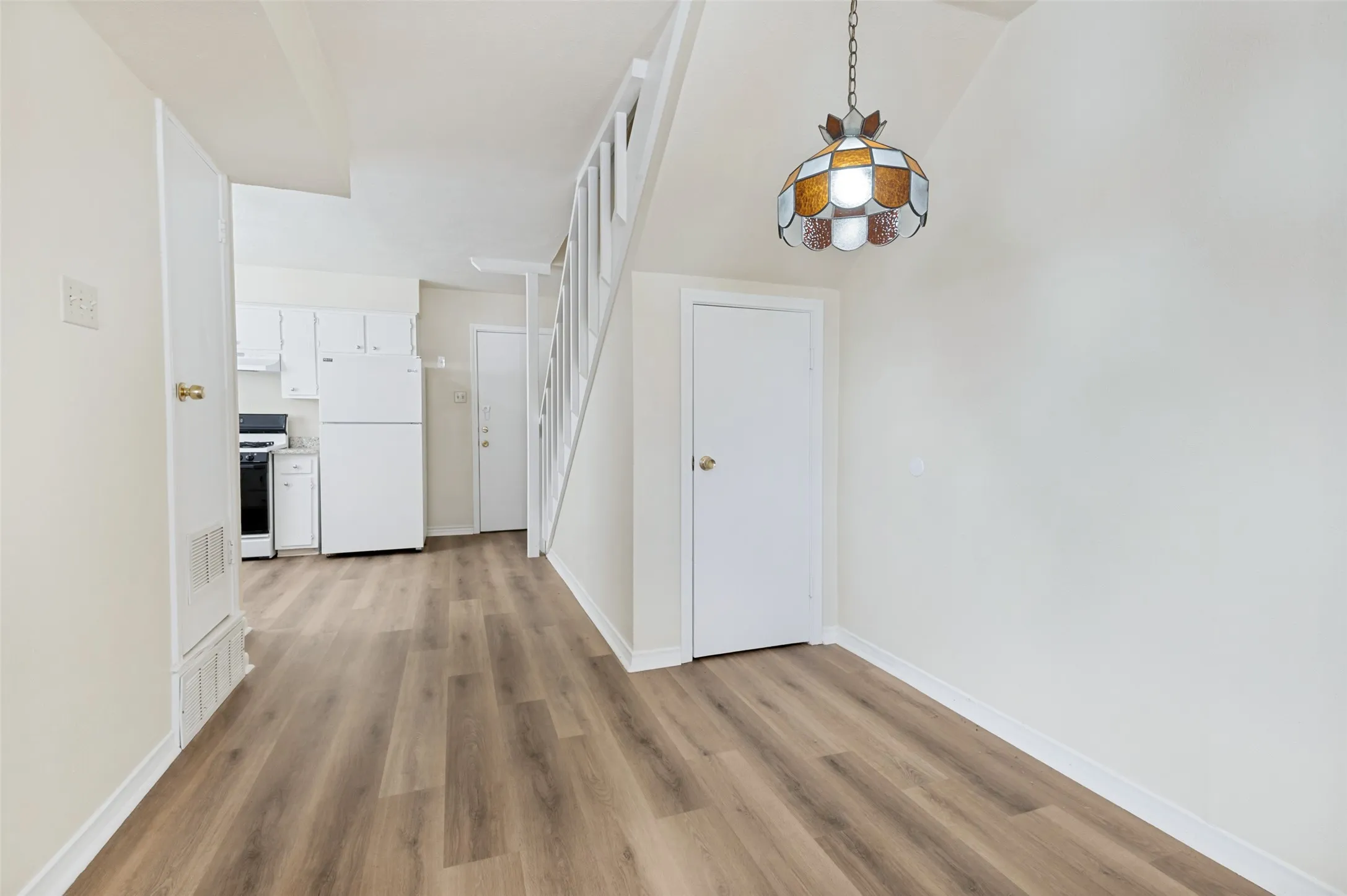 Apartment For Rent in Tarrant County , 300 College Street E, Arlington, Texas 76010, 2 Bedroom, 2 Bathroom, Garage spaces, 1,000 Sqft, built in 1964, mls#21365202, Real Estate Agent in Arlington, Homes For Rent in Tarrant county, Homes For Rent in Arlington, Realtor in Arlington Texas, Real Estate Brokerage Independent Realty Texas, Luminita Cordes Realtor