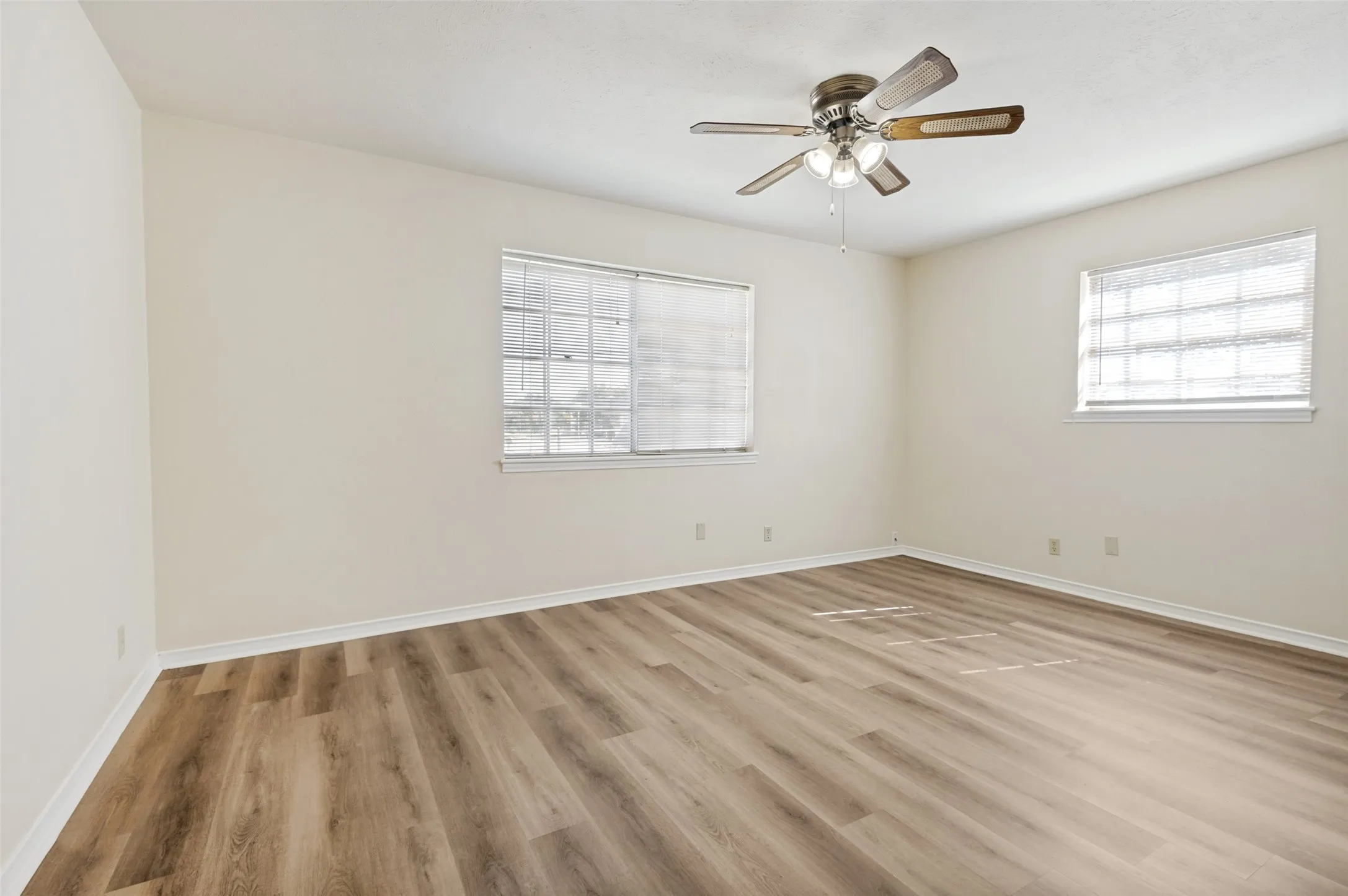 Apartment For Rent in Tarrant County , 300 College Street E, Arlington, Texas 76010, 2 Bedroom, 2 Bathroom, Garage spaces, 1,000 Sqft, built in 1964, mls#21365202, Real Estate Agent in Arlington, Homes For Rent in Tarrant county, Homes For Rent in Arlington, Realtor in Arlington Texas, Real Estate Brokerage Independent Realty Texas, Luminita Cordes Realtor
