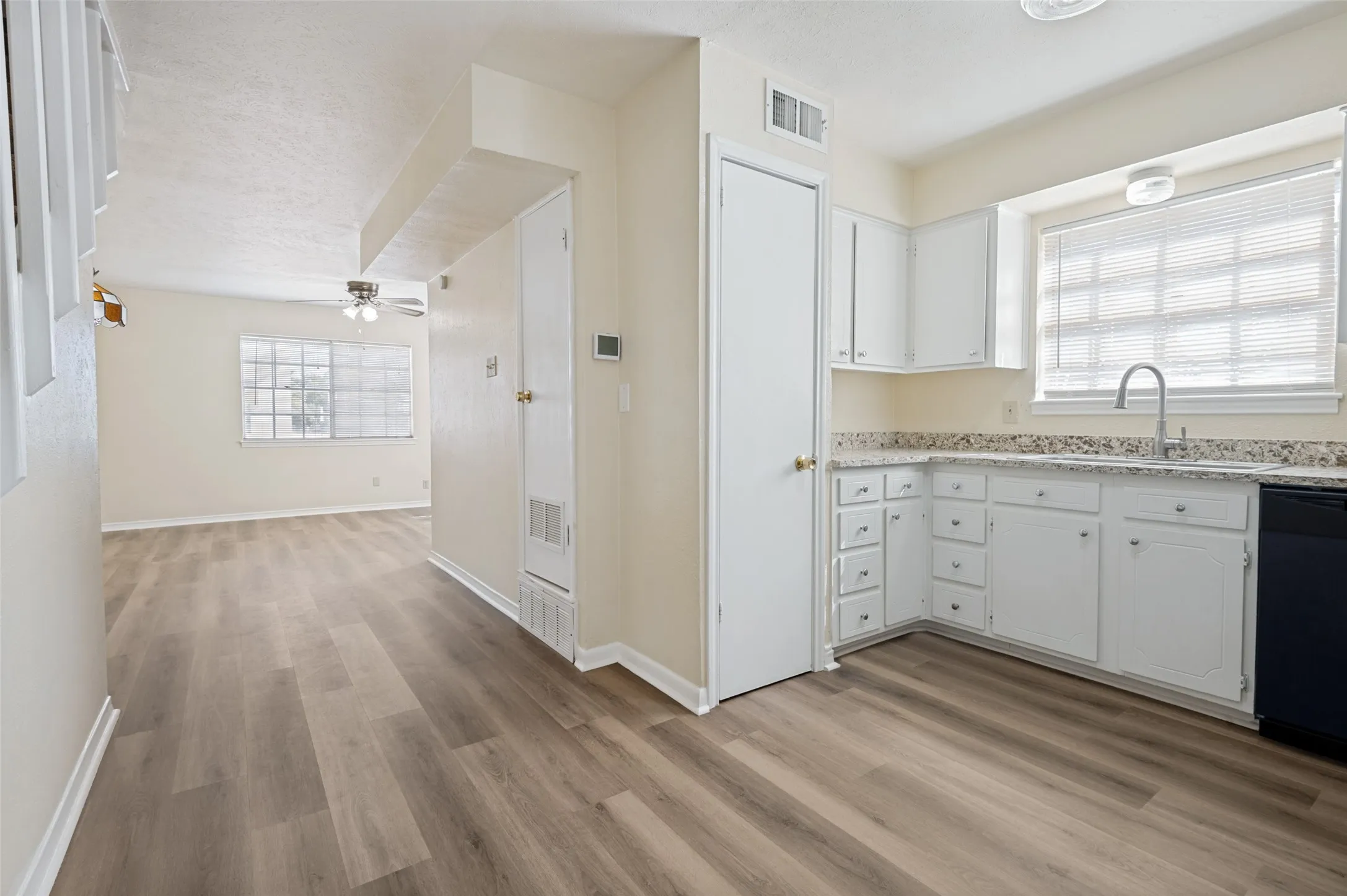Apartment For Rent in Tarrant County , 300 College Street E, Arlington, Texas 76010, 2 Bedroom, 2 Bathroom, Garage spaces, 1,000 Sqft, built in 1964, mls#21365202, Real Estate Agent in Arlington, Homes For Rent in Tarrant county, Homes For Rent in Arlington, Realtor in Arlington Texas, Real Estate Brokerage Independent Realty Texas, Luminita Cordes Realtor