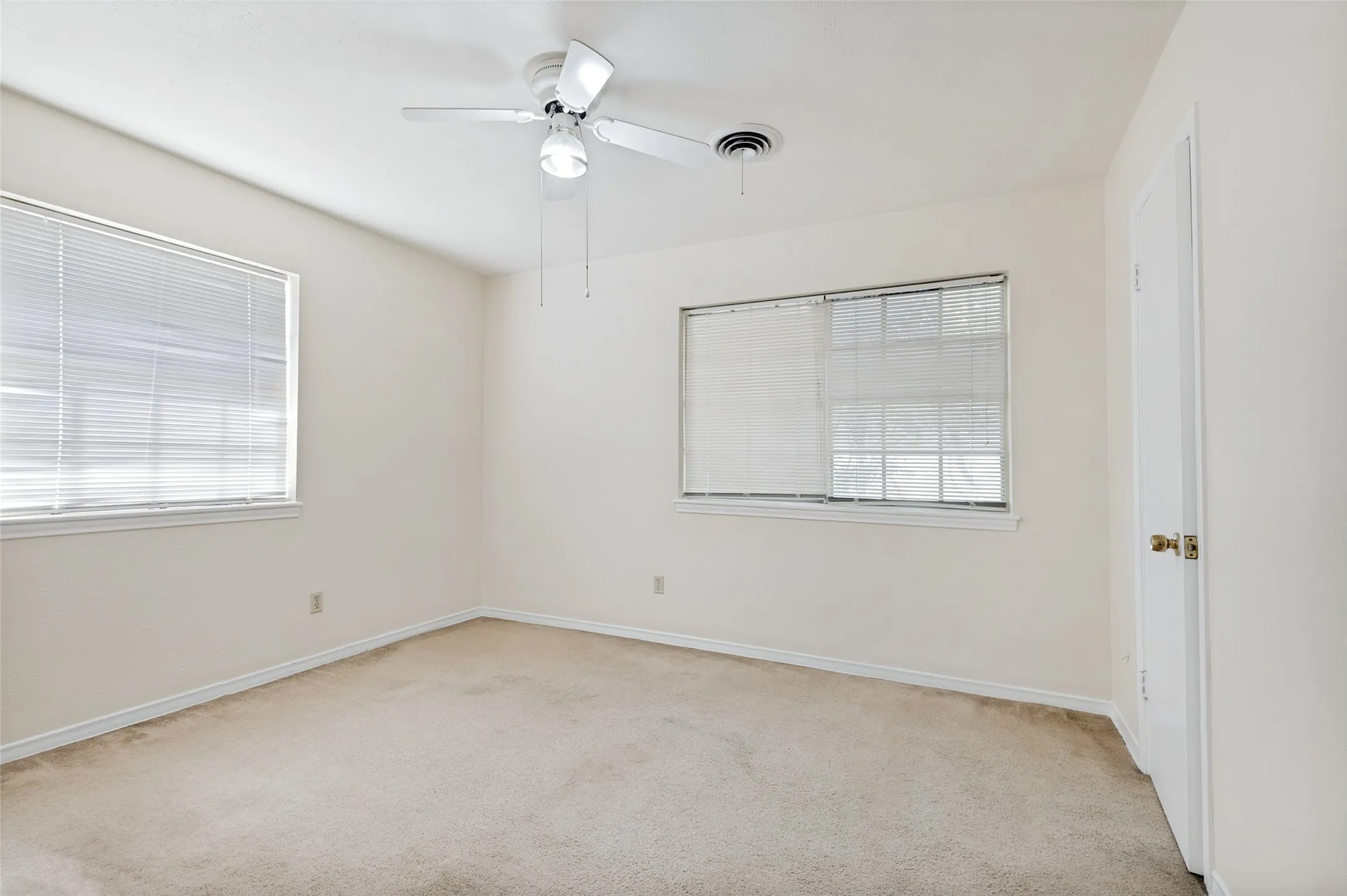 Apartment For Rent in Tarrant County , 300 College Street E, Arlington, Texas 76010, 2 Bedroom, 2 Bathroom, Garage spaces, 1,000 Sqft, built in 1964, mls#21365202, Real Estate Agent in Arlington, Homes For Rent in Tarrant county, Homes For Rent in Arlington, Realtor in Arlington Texas, Real Estate Brokerage Independent Realty Texas, Luminita Cordes Realtor