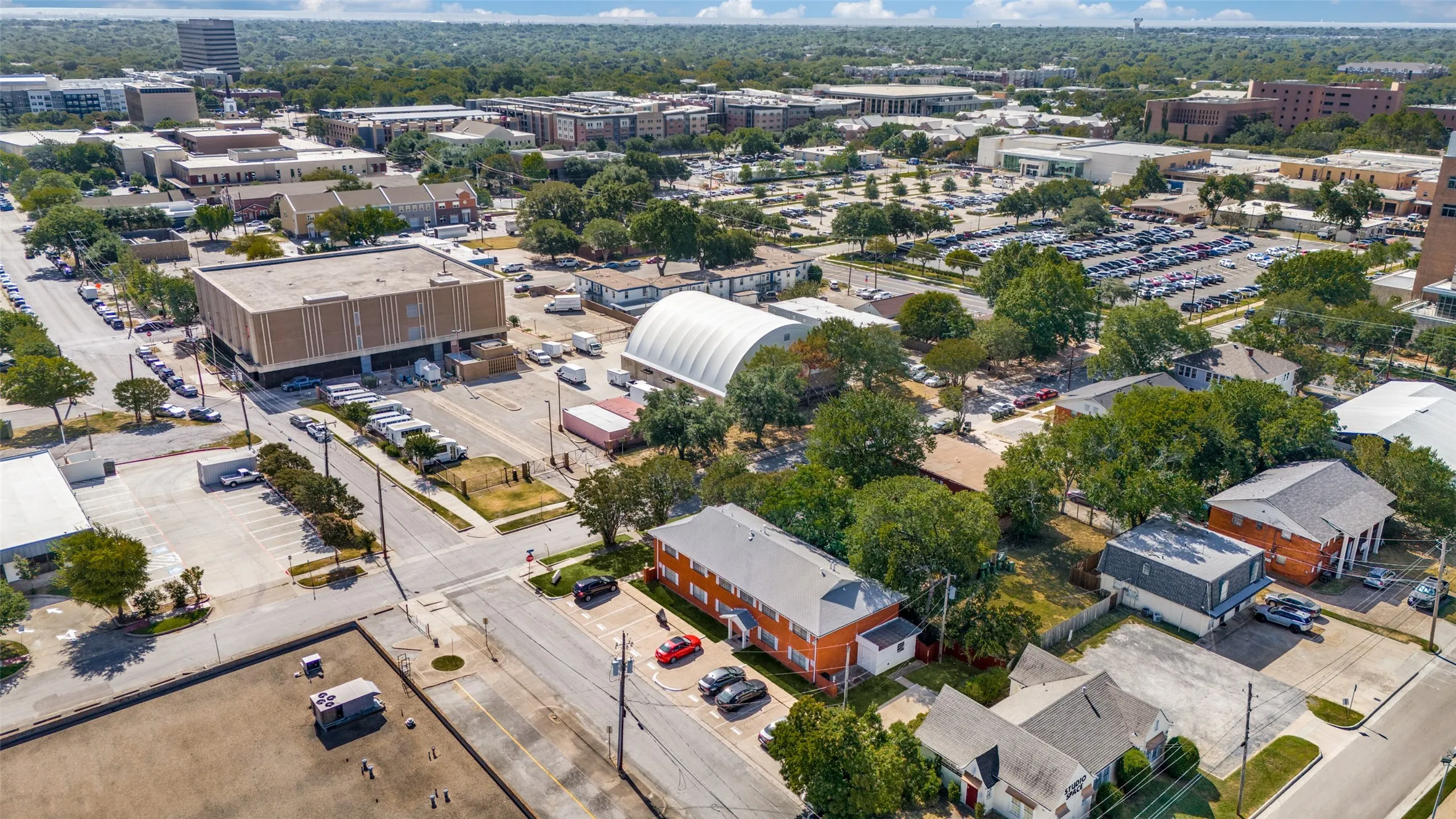 Apartment For Rent in Tarrant County , 300 College Street E, Arlington, Texas 76010, 2 Bedroom, 2 Bathroom, Garage spaces, 1,000 Sqft, built in 1964, mls#21365202, Real Estate Agent in Arlington, Homes For Rent in Tarrant county, Homes For Rent in Arlington, Realtor in Arlington Texas, Real Estate Brokerage Independent Realty Texas, Luminita Cordes Realtor