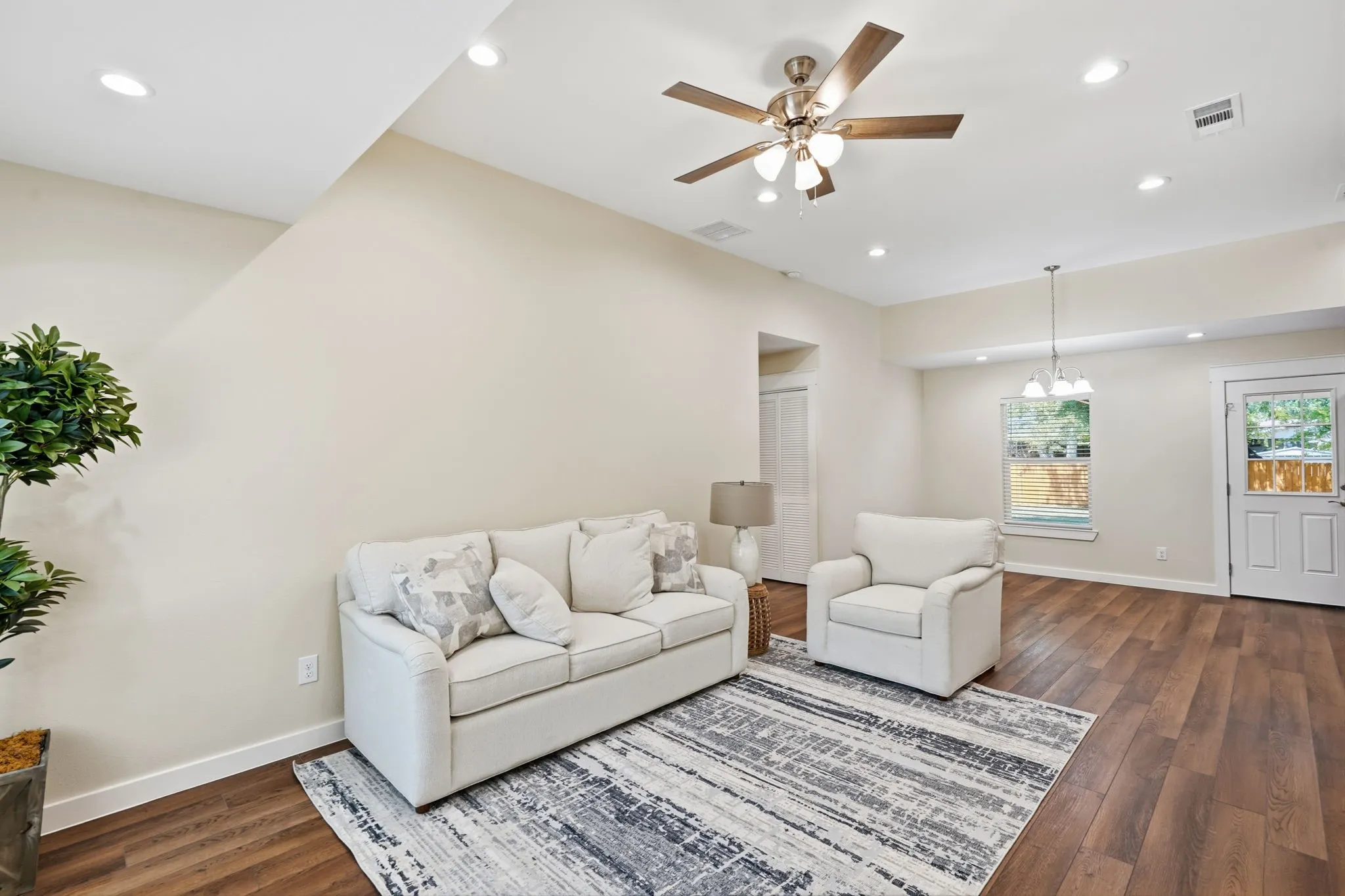 Single Family Residence For Sale in Dallas County , 10637 Dunaway Drive, Dallas, Texas 75228, 4 Bedroom, 2 Bathroom, Garage spaces, 1,544 Sqft, built in 1954, mls#21365546, Real Estate Agent in Dallas, Homes For Sale in Dallas county, Homes For Sale in Dallas, Realtor in Dallas Texas, Real Estate Brokerage Independent Realty Texas, Luminita Cordes Realtor