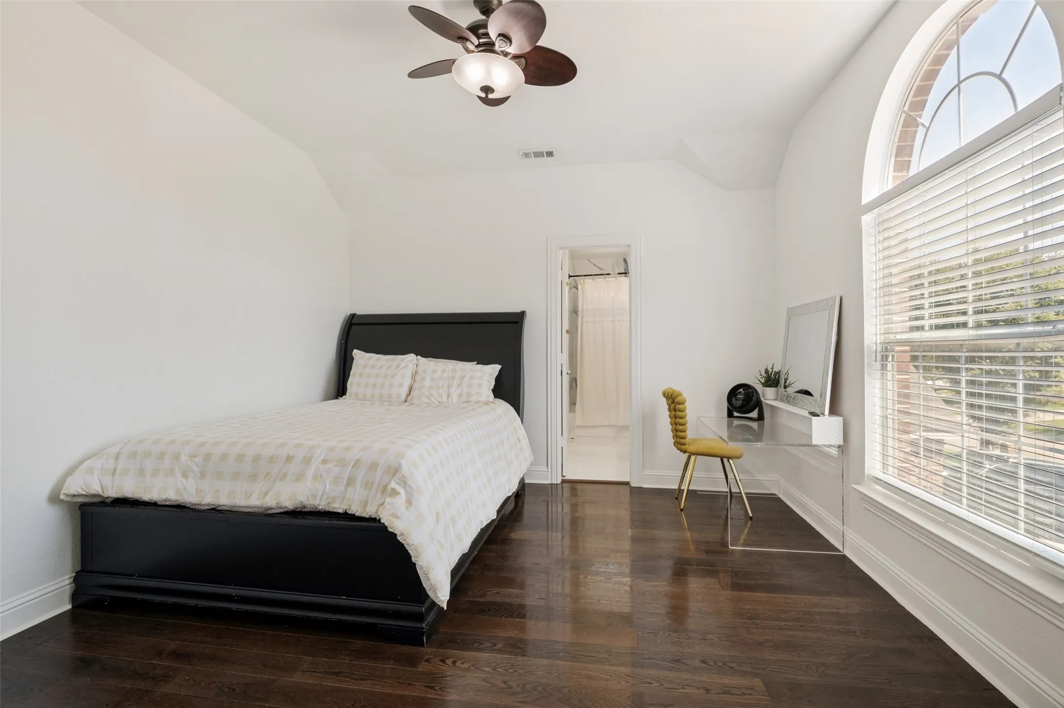 Single Family Residence For Rent in Tarrant County , 6951 Seascape Drive, Grand Prairie, Texas 75054, 5 Bedroom, 4 Bathroom, 2 Garage spaces, 3,955 Sqft, built in 2010, mls#21365059, Real Estate Agent in Grand Prairie, Homes For Rent in Tarrant county, Homes For Rent in Grand Prairie, Realtor in Grand Prairie Texas, Real Estate Brokerage Independent Realty Texas, Luminita Cordes Realtor